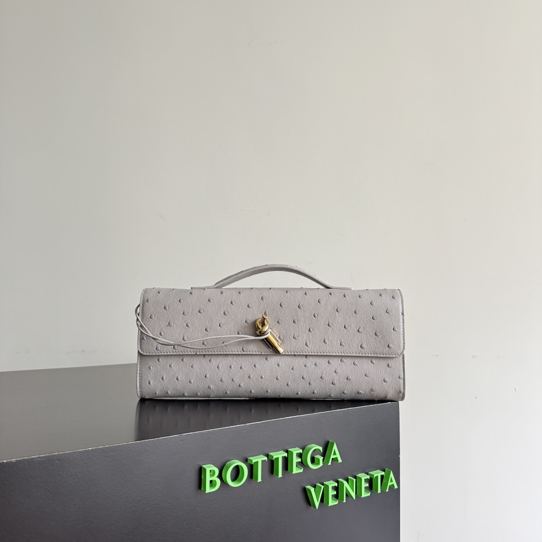Bottega Veneta Women's Andiamo Clutch This Bottega Veneta handbag is made of South Africa's A-grade rare ostrich leather, with natural texture showing its unique texture. Unique pore texture + soft touch, super high-end texture. The bag has a simple and elegant design, equipped with a gold metal buckle and a hand strap. It is both decorative and practical. It combines exquisite leather craftsmanship with low-key luxury style. It is an excellent item to show off your taste in fashionable occasions. It can be easily used in commuting or formal occasions.
Style number: 805241
Size: 31*13*3cm