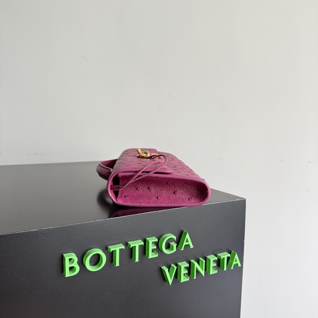 Bottega Veneta Women's Andiamo Clutch This Bottega Veneta handbag is made of South Africa's A-grade rare ostrich leather, with natural texture showing its unique texture. Unique pore texture + soft touch, super high-end texture. The bag has a simple and elegant design, equipped with a gold metal buckle and a hand strap. It is both decorative and practical. It combines exquisite leather craftsmanship with low-key luxury style. It is an excellent item to show off your taste in fashionable occasions. It can be easily used in commuting or formal occasions.
Style number: 805241
Size: 31*13*3cm photo 2