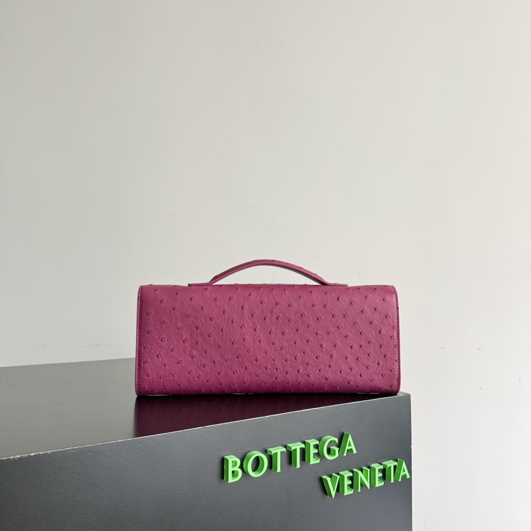 Bottega Veneta Women's Andiamo Clutch This Bottega Veneta handbag is made of South Africa's A-grade rare ostrich leather, with natural texture showing its unique texture. Unique pore texture + soft touch, super high-end texture. The bag has a simple and elegant design, equipped with a gold metal buckle and a hand strap. It is both decorative and practical. It combines exquisite leather craftsmanship with low-key luxury style. It is an excellent item to show off your taste in fashionable occasions. It can be easily used in commuting or formal occasions.
Style number: 805241
Size: 31*13*3cm photo 3