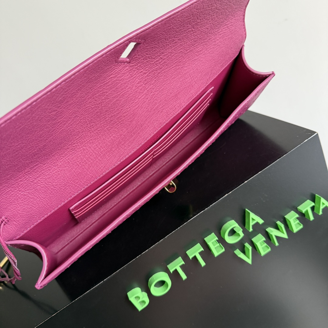 Bottega Veneta Women's Andiamo Clutch This Bottega Veneta handbag is made of South Africa's A-grade rare ostrich leather, with natural texture showing its unique texture. Unique pore texture + soft touch, super high-end texture. The bag has a simple and elegant design, equipped with a gold metal buckle and a hand strap. It is both decorative and practical. It combines exquisite leather craftsmanship with low-key luxury style. It is an excellent item to show off your taste in fashionable occasions. It can be easily used in commuting or formal occasions.
Style number: 805241
Size: 31*13*3cm photo 4