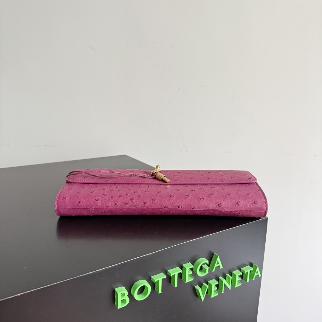 Bottega Veneta Women's Andiamo Clutch This Bottega Veneta handbag is made of South Africa's A-grade rare ostrich leather, with natural texture showing its unique texture. Unique pore texture + soft touch, super high-end texture. The bag has a simple and elegant design, equipped with a gold metal buckle and a hand strap. It is both decorative and practical. It combines exquisite leather craftsmanship with low-key luxury style. It is an excellent item to show off your taste in fashionable occasions. It can be easily used in commuting or formal occasions.
Style number: 805241
Size: 31*13*3cm photo 6