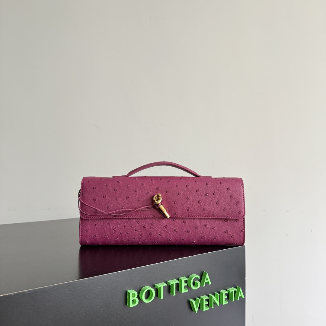 NO:701248,Special grade original leather Bottega Veneta women's Andiamo clutch. This Bottega Veneta handbag is made of South Africa's A-grade rare ostrich leather. The natural texture shows a unique texture. Unique pore texture + soft touch, the texture is super high-end. The bag has a simple and elegant design, equipped with a gold metal buckle and a hand strap, which is both decorative and practical. It combines exquisite leather craftsmanship with low-key luxury style. It is an excellent item to show off your taste in fashionable occasions. It can be easily worn in commuting or formal occasions.  Style No. 805241 Size 31*13*3cm, special BV, bottega veneta, bottega veneta, bottega veneta, handbag, ostrich skin19860909特级 原厂皮 Bottega Veneta女士Andiamo手拿包 这款葆蝶家手袋,以南非A级珍稀鸵鸟皮打造,天然纹理尽显独特质感.独特气孔纹理+柔软触感,质感超高级.包身设计简约大气,配有金色金属扣和手提带,兼具装饰性与实用性,将精湛皮革工艺与低调奢华风格融合,是时尚场合彰显品味的绝佳单品,通勤或正式场合都能轻松驾驭. 款号805241 尺寸31*13*3cm,特级BV,bottega veneta,bottega veneta,bottega veneta,handbag,ostrich skin,Bag