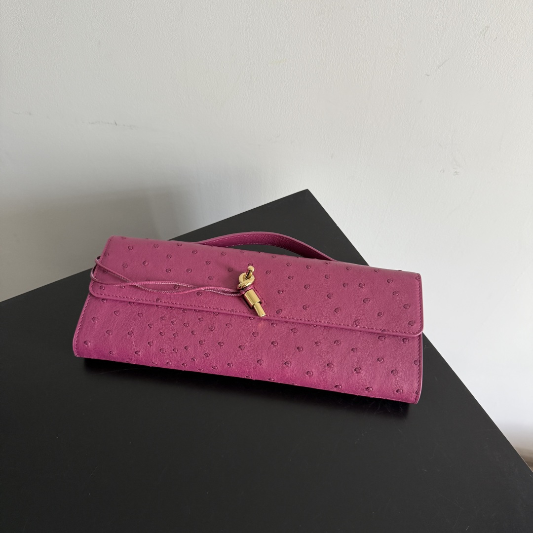 Bottega Veneta Women's Andiamo Clutch This Bottega Veneta handbag is made of South Africa's A-grade rare ostrich leather, with natural texture showing its unique texture. Unique pore texture + soft touch, super high-end texture. The bag has a simple and elegant design, equipped with a gold metal buckle and a hand strap. It is both decorative and practical. It combines exquisite leather craftsmanship with low-key luxury style. It is an excellent item to show off your taste in fashionable occasions. It can be easily used in commuting or formal occasions.
Style number: 805241
Size: 31*13*3cm photo 8