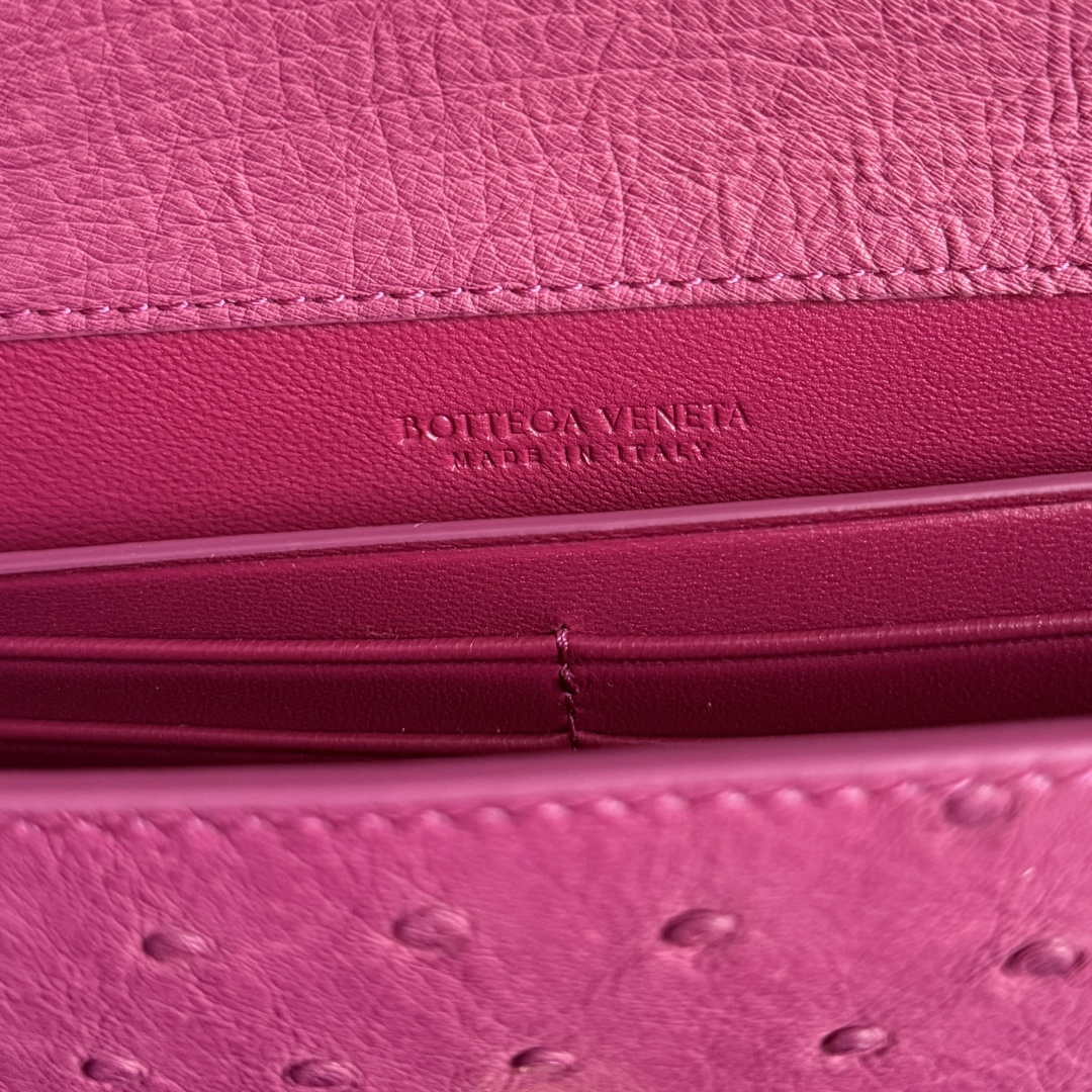 Bottega Veneta Women's Andiamo Clutch This Bottega Veneta handbag is made of South Africa's A-grade rare ostrich leather, with natural texture showing its unique texture. Unique pore texture + soft touch, super high-end texture. The bag has a simple and elegant design, equipped with a gold metal buckle and a hand strap. It is both decorative and practical. It combines exquisite leather craftsmanship with low-key luxury style. It is an excellent item to show off your taste in fashionable occasions. It can be easily used in commuting or formal occasions.
Style number: 805241
Size: 31*13*3cm photo 9