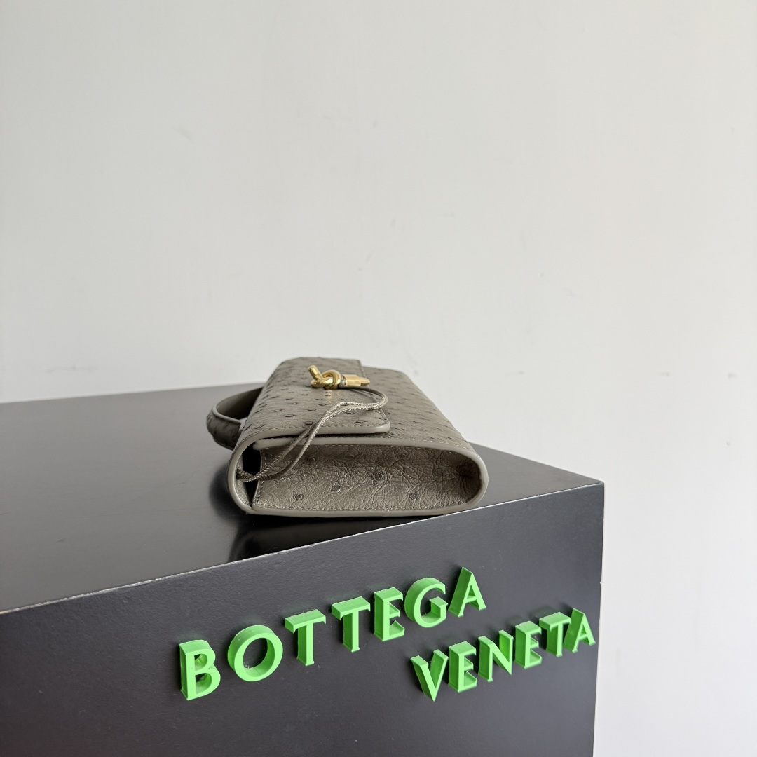 Bottega Veneta Women's Andiamo Clutch This Bottega Veneta handbag is made of South Africa's A-grade rare ostrich leather, with natural texture showing its unique texture. Unique pore texture + soft touch, super high-end texture. The bag has a simple and elegant design, equipped with a gold metal buckle and a hand strap. It is both decorative and practical. It combines exquisite leather craftsmanship with low-key luxury style. It is an excellent item to show off your taste in fashionable occasions. It can be easily used in commuting or formal occasions.
Style number: 805241
Size: 31*13*3cm photo 1