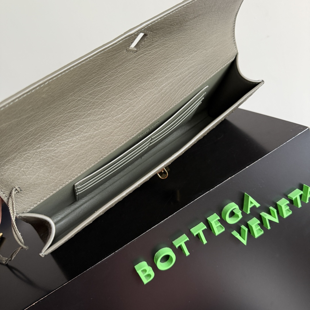 Bottega Veneta Women's Andiamo Clutch This Bottega Veneta handbag is made of South Africa's A-grade rare ostrich leather, with natural texture showing its unique texture. Unique pore texture + soft touch, super high-end texture. The bag has a simple and elegant design, equipped with a gold metal buckle and a hand strap. It is both decorative and practical. It combines exquisite leather craftsmanship with low-key luxury style. It is an excellent item to show off your taste in fashionable occasions. It can be easily used in commuting or formal occasions.
Style number: 805241
Size: 31*13*3cm photo 2
