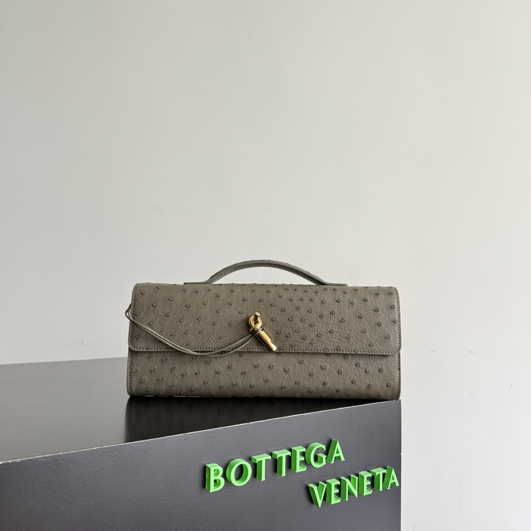 Bottega Veneta Women's Andiamo Clutch This Bottega Veneta handbag is made of South Africa's A-grade rare ostrich leather, with natural texture showing its unique texture. Unique pore texture + soft touch, super high-end texture. The bag has a simple and elegant design, equipped with a gold metal buckle and a hand strap. It is both decorative and practical. It combines exquisite leather craftsmanship with low-key luxury style. It is an excellent item to show off your taste in fashionable occasions. It can be easily used in commuting or formal occasions.
Style number: 805241
Size: 31*13*3cm