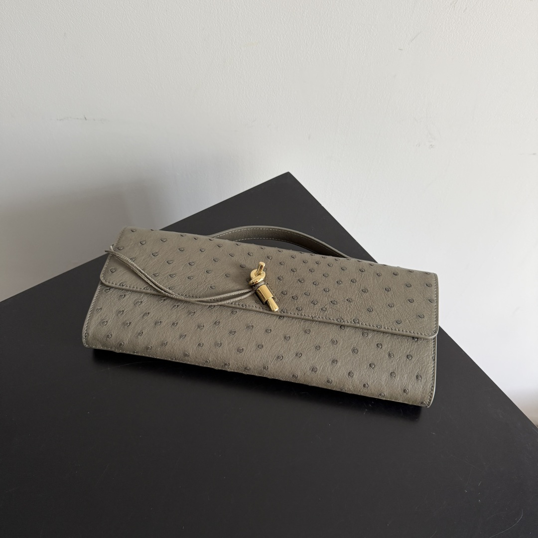 Bottega Veneta Women's Andiamo Clutch This Bottega Veneta handbag is made of South Africa's A-grade rare ostrich leather, with natural texture showing its unique texture. Unique pore texture + soft touch, super high-end texture. The bag has a simple and elegant design, equipped with a gold metal buckle and a hand strap. It is both decorative and practical. It combines exquisite leather craftsmanship with low-key luxury style. It is an excellent item to show off your taste in fashionable occasions. It can be easily used in commuting or formal occasions.
Style number: 805241
Size: 31*13*3cm photo 4