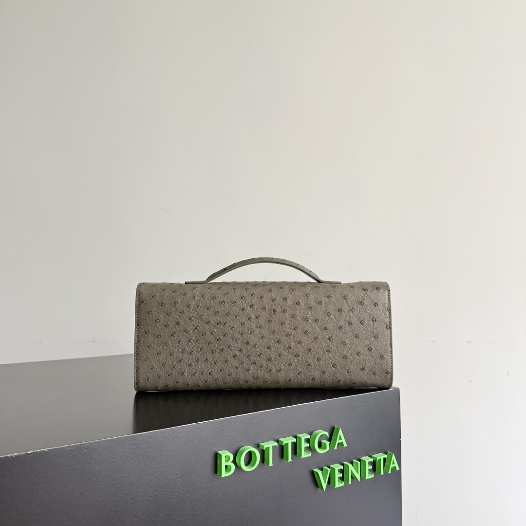 Bottega Veneta Women's Andiamo Clutch This Bottega Veneta handbag is made of South Africa's A-grade rare ostrich leather, with natural texture showing its unique texture. Unique pore texture + soft touch, super high-end texture. The bag has a simple and elegant design, equipped with a gold metal buckle and a hand strap. It is both decorative and practical. It combines exquisite leather craftsmanship with low-key luxury style. It is an excellent item to show off your taste in fashionable occasions. It can be easily used in commuting or formal occasions.
Style number: 805241
Size: 31*13*3cm photo 6