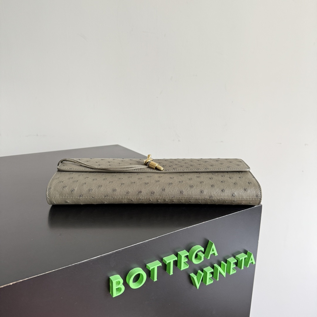 Bottega Veneta Women's Andiamo Clutch This Bottega Veneta handbag is made of South Africa's A-grade rare ostrich leather, with natural texture showing its unique texture. Unique pore texture + soft touch, super high-end texture. The bag has a simple and elegant design, equipped with a gold metal buckle and a hand strap. It is both decorative and practical. It combines exquisite leather craftsmanship with low-key luxury style. It is an excellent item to show off your taste in fashionable occasions. It can be easily used in commuting or formal occasions.
Style number: 805241
Size: 31*13*3cm photo 7