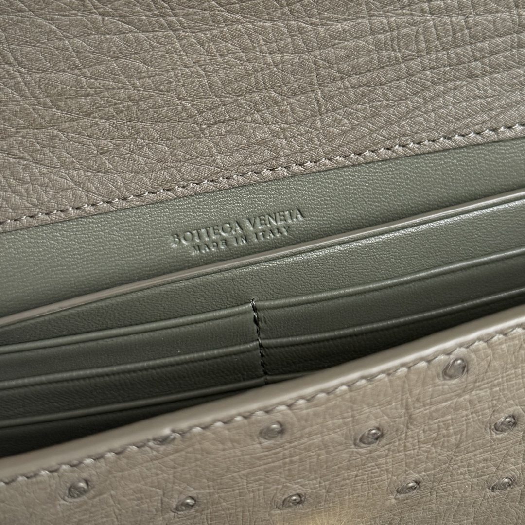Bottega Veneta Women's Andiamo Clutch This Bottega Veneta handbag is made of South Africa's A-grade rare ostrich leather, with natural texture showing its unique texture. Unique pore texture + soft touch, super high-end texture. The bag has a simple and elegant design, equipped with a gold metal buckle and a hand strap. It is both decorative and practical. It combines exquisite leather craftsmanship with low-key luxury style. It is an excellent item to show off your taste in fashionable occasions. It can be easily used in commuting or formal occasions.
Style number: 805241
Size: 31*13*3cm photo 9