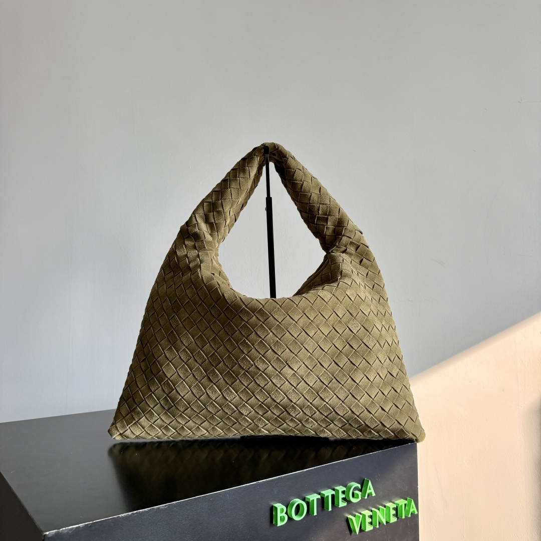 NO:701264,Special grade original leather seems to have been popular with this bag from BV recently~ The new Hop is really not too beautiful. The whole bag has no seams. The bag body and handles are made of one piece of leather. It reflects the style and essence of Bottega Veneta. It truly represents craftsmanship and creativity. The large size has a very loose and lazy upper body. Big bag lovers will definitely not regret buying it. Style No. 796262 Size 46*21*10cm, special BV, Bottega  veneta,bottega veneta19860909特级 原厂皮 最近好像被BV的这支包包刷屏了～新出的Hop真的不要太美 整体包身无缝合线 包身和提手由一张皮革制成 体现了Bottega Veneta的风格和精髓 真正代表了工艺和创意 大号尺寸上身非常有松弛感慵懒感 大包爱好者入完绝对不后悔 款号796262 尺寸46*21*10cm,特级BV,bottega veneta,bottega veneta,Bag