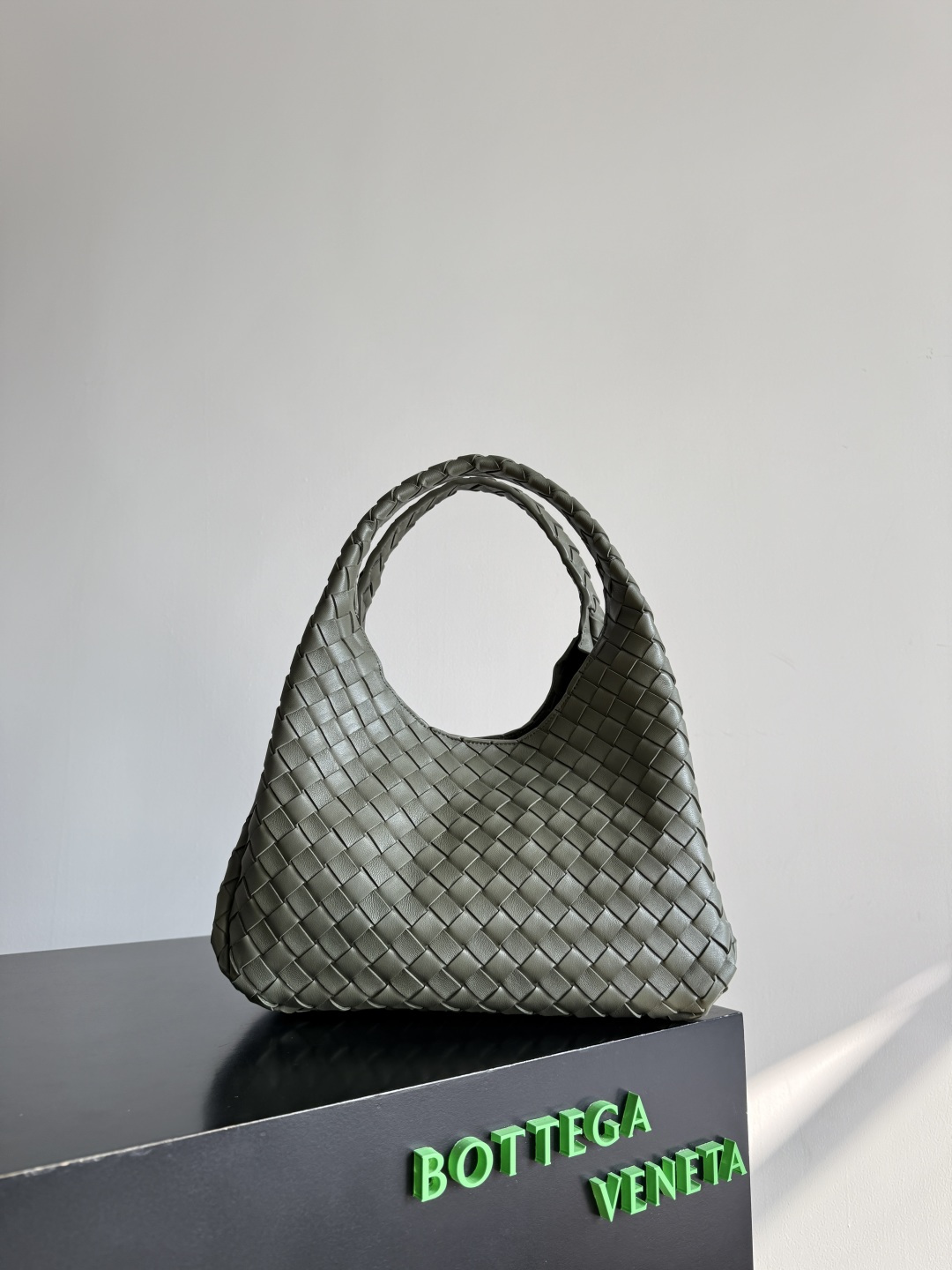 NO:701251,Special grade original leather new products are coming!  BOTTEGA  VENETA's new Campana shoulder bag is on the market~ First of all, I would like to praise the weight of this bag. As a not-so-small bag, it is very light and easy to use for daily use. For people like me who need to carry a lot of belongings when going out, this advantage is great, and it greatly reduces the burden of traveling.  The shape is a bit like a combination of parachute and jodie. The blunt triangular shape is cute and honest. Carrying it when going shopping can accelerator of a good mood. The handles and body of the bag are both classic weaves. A tie is added to the original open design. If it is not tied up, the bag will look like a small vegetable basket when carried.  Style No. 844249 Size 33*20*16.5cm, special BV,bottega veneta,bottega veneta,bottega veneta,backpacks19860909特级 原厂皮 新品来袭！BOTTEGA VENETA葆蝶家新品Campana肩背包上市啦~首先夸夸这款包包的自重,作为一款不算很小的包包,它非常的轻便日常,对于我这种出门需要携带很多随身物品的人来说这个优点真是太棒了,很大程度减轻了出行的负担在造型上有点像是parachute和jodie的结合体,钝钝的三角造型可爱憨厚,背出门逛街就是心情好的加速器,提手和包身都是经典编织,在原本的敞口设计上加了系带,如果没有系起来,包包拎起来就会有小菜篮的造型哦 款号844249 尺寸33*20*16.5cm,特级BV,bottega veneta,bottega veneta,bottega veneta,backpacks,Bag