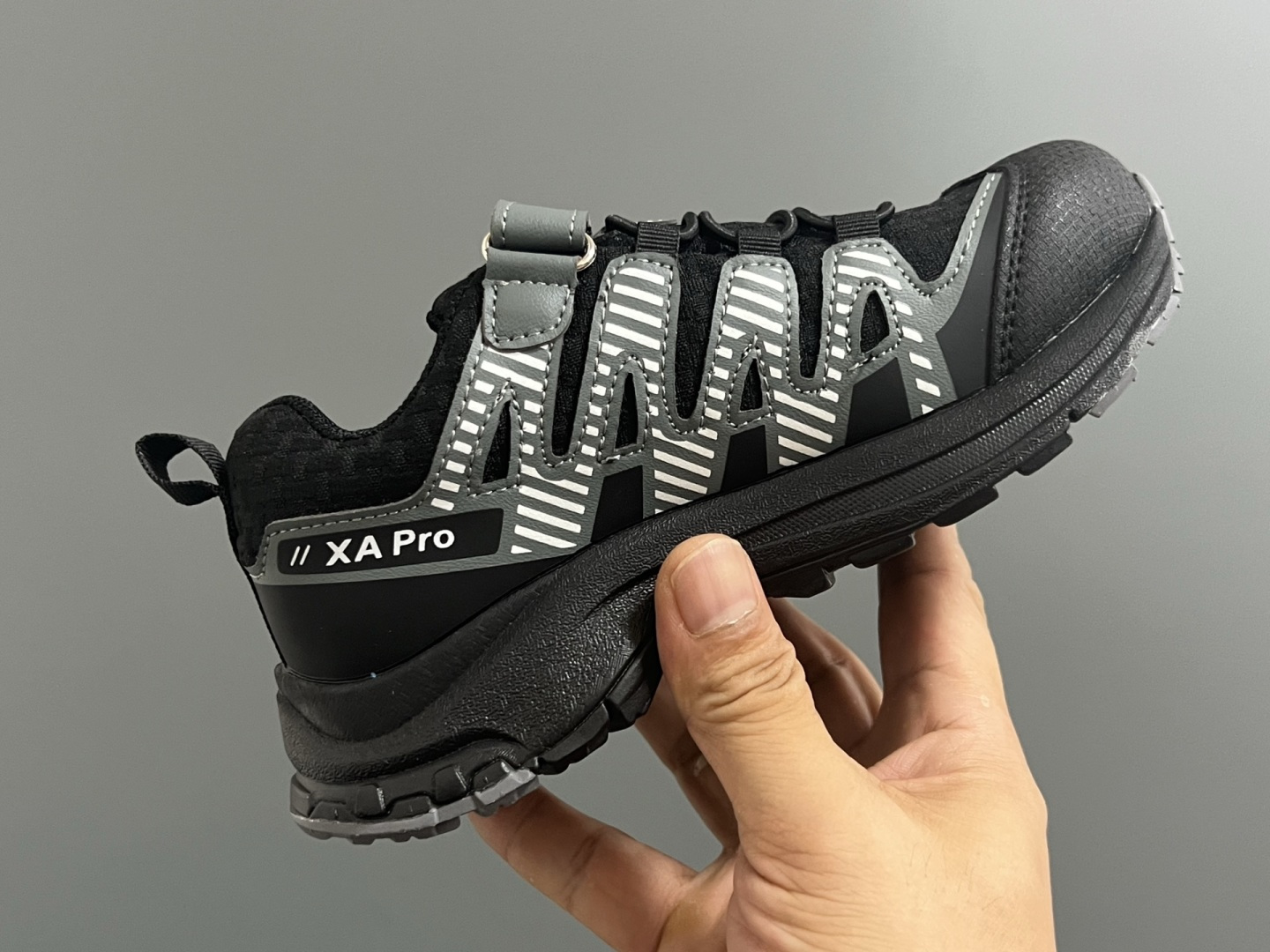 图片[8]-萨家新款V8魔术贴儿童运动鞋 尺码：26-37码 经典萨洛蒙V8系列🆕 优质面料拼接，质感满满💯 魔术贴➕松紧带设计，穿脱方便✌🏻 橡胶耐磨防滑大底，脚感超赞👍🏻-选品中心