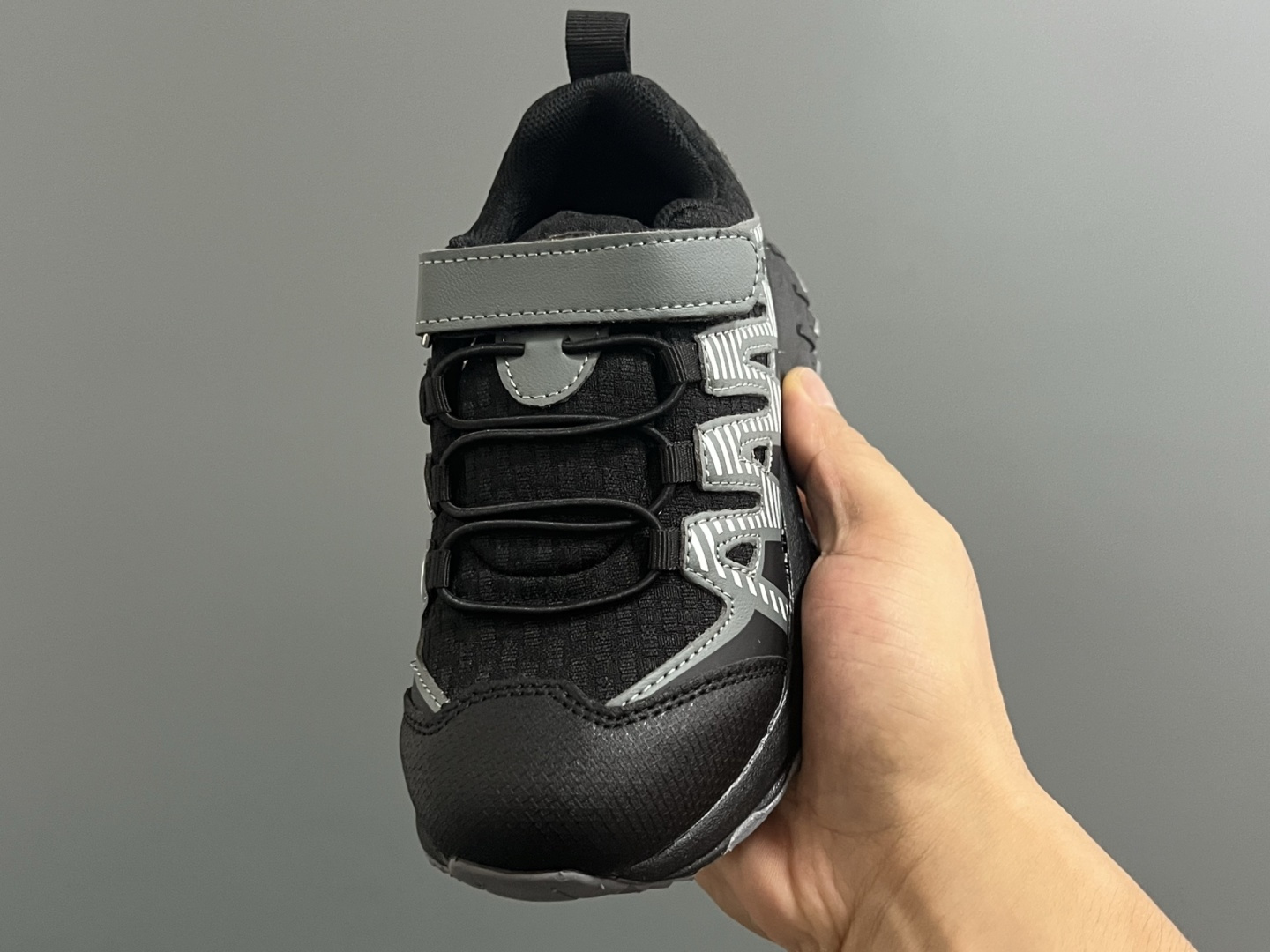 图片[7]-萨家新款V8魔术贴儿童运动鞋 尺码：26-37码 经典萨洛蒙V8系列🆕 优质面料拼接，质感满满💯 魔术贴➕松紧带设计，穿脱方便✌🏻 橡胶耐磨防滑大底，脚感超赞👍🏻-选品中心