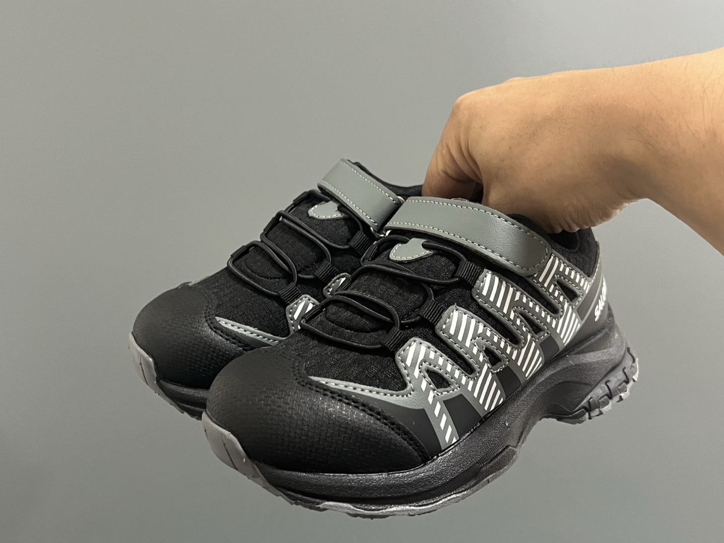 图片[6]-萨家新款V8魔术贴儿童运动鞋 尺码：26-37码 经典萨洛蒙V8系列🆕 优质面料拼接，质感满满💯 魔术贴➕松紧带设计，穿脱方便✌🏻 橡胶耐磨防滑大底，脚感超赞👍🏻-选品中心