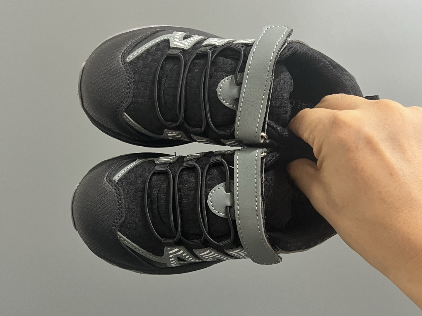 图片[5]-萨家新款V8魔术贴儿童运动鞋 尺码：26-37码 经典萨洛蒙V8系列🆕 优质面料拼接，质感满满💯 魔术贴➕松紧带设计，穿脱方便✌🏻 橡胶耐磨防滑大底，脚感超赞👍🏻-选品中心