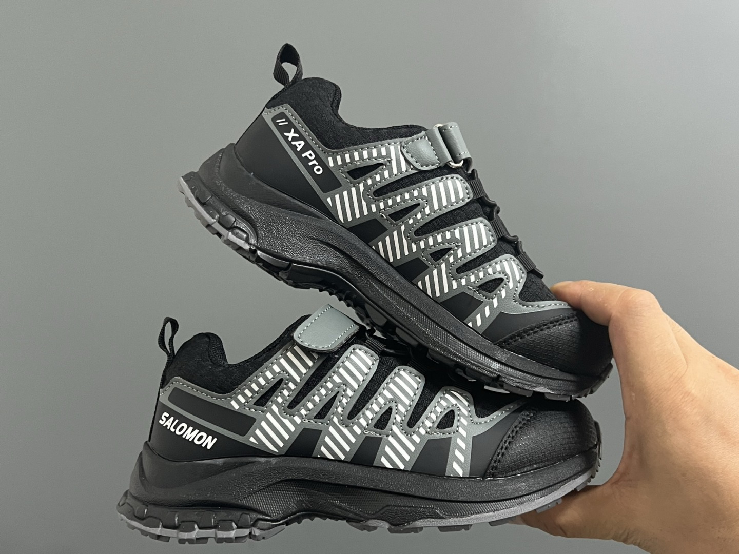 图片[9]-萨家新款V8魔术贴儿童运动鞋 尺码：26-37码 经典萨洛蒙V8系列🆕 优质面料拼接，质感满满💯 魔术贴➕松紧带设计，穿脱方便✌🏻 橡胶耐磨防滑大底，脚感超赞👍🏻-选品中心