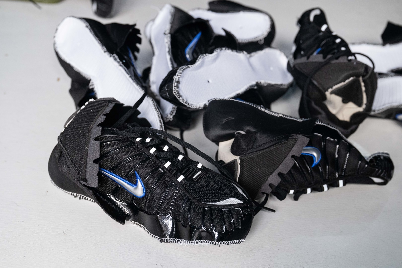 MAX版 目前最正确版本 Nike Shox TL系列 “Racer Blue”
•鞋身热熔压胶条 高频宽度一致 立体有压印纹理
•Swoosh双层叠加工艺 层次感饱满
•Shox气柱与支撑框架精密衔接 精准对位 PU清晰
•鞋型 鞋身高度 后跟弧度 与原鞋一致
货号:CN0151-004
尺码:39 40 40.5 41 42 42.5 43 44 44.5 45 45.5 46 47.5