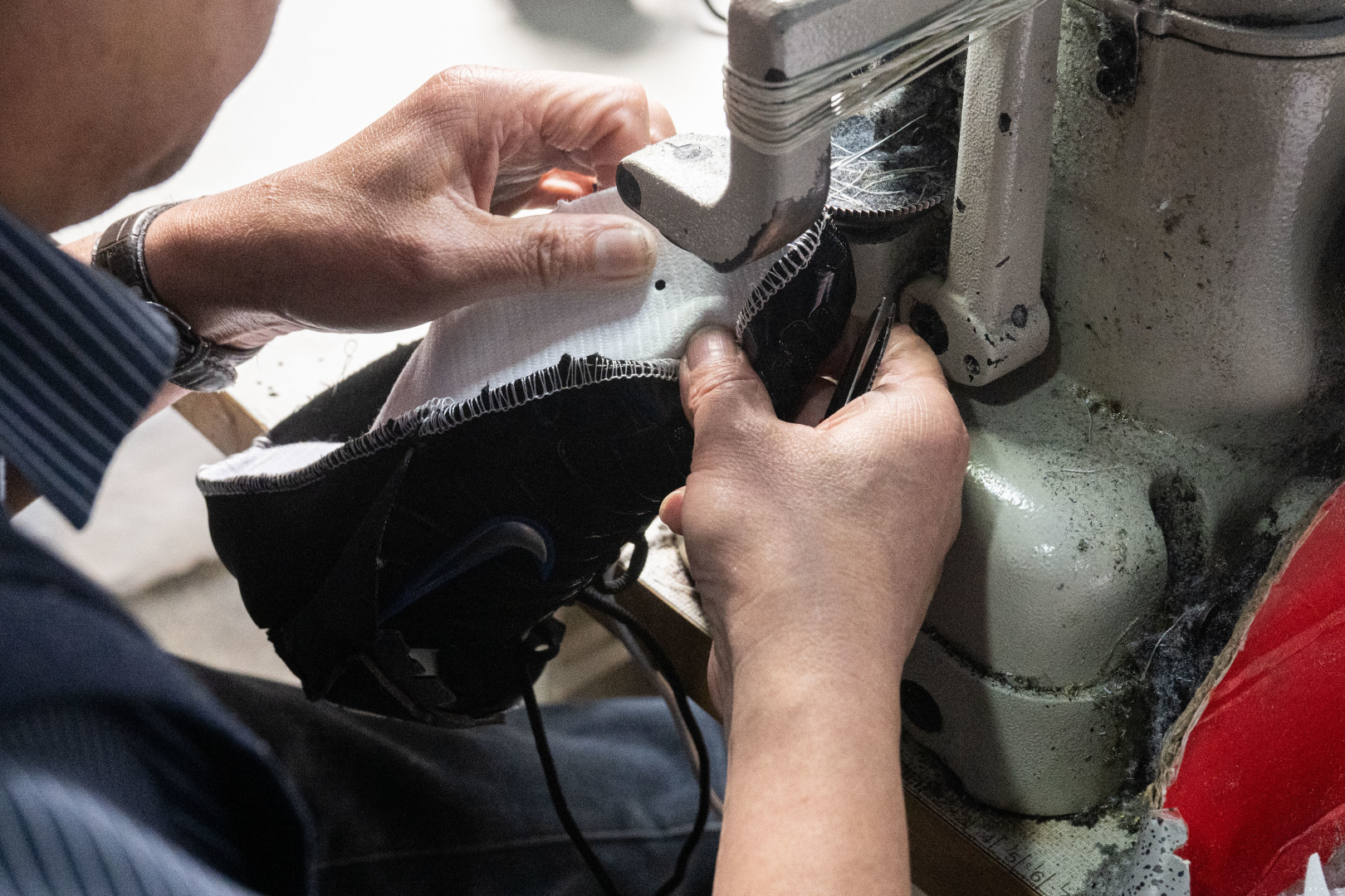 MAX版 目前最正确版本 Nike Shox TL系列 “Racer Blue”
•鞋身热熔压胶条 高频宽度一致 立体有压印纹理
•Swoosh双层叠加工艺 层次感饱满
•Shox气柱与支撑框架精密衔接 精准对位 PU清晰
•鞋型 鞋身高度 后跟弧度 与原鞋一致
货号:CN0151-004
尺码:39 40 40.5 41 42 42.5 43 44 44.5 45 45.5 46 47.5