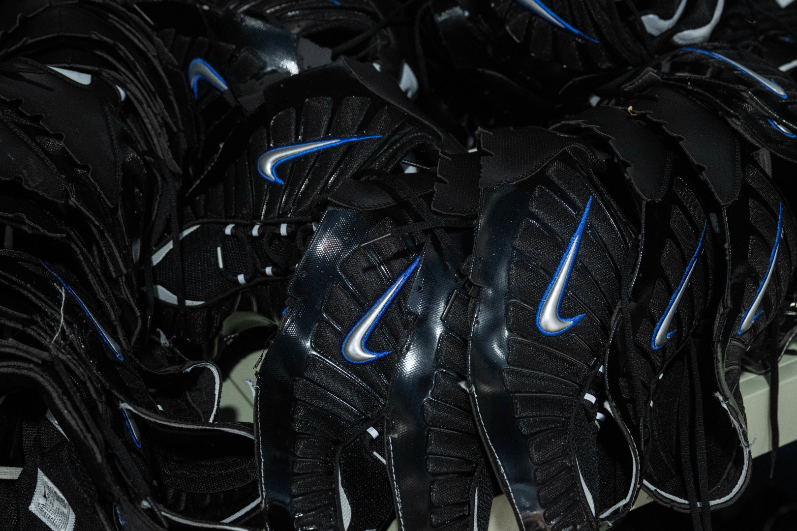 MAX版 目前最正确版本 Nike Shox TL系列 “Racer Blue”

•鞋身热熔压胶条 高频宽度一致 立体有压印纹理
•Swoosh双层叠加工艺 层次感饱满 
•Shox气柱与支撑框架精密衔接 精准对位 PU清晰
•鞋型 鞋身高度 后跟弧度 与原鞋一致 

货号：CN0151-004
尺码：39 40 40.5 41 42 42.5 43 44 44.5 45 45.5 46 47.5