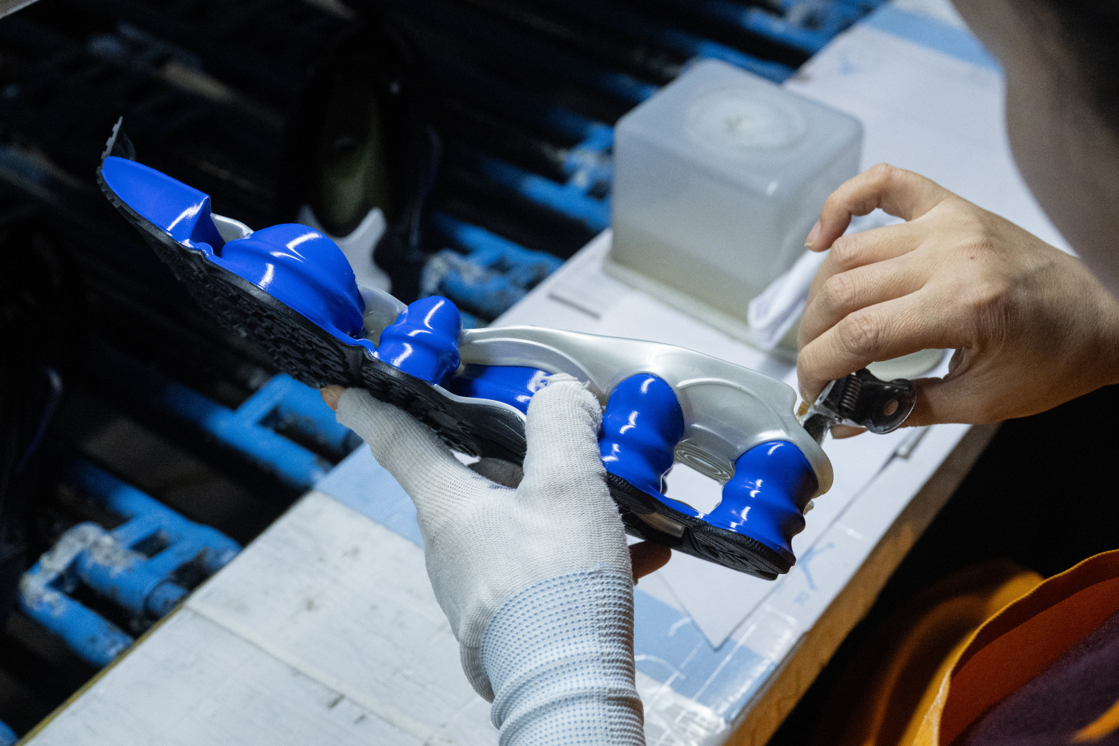 MAX版 目前最正确版本 Nike Shox TL系列 “Racer Blue”
•鞋身热熔压胶条 高频宽度一致 立体有压印纹理
•Swoosh双层叠加工艺 层次感饱满
•Shox气柱与支撑框架精密衔接 精准对位 PU清晰
•鞋型 鞋身高度 后跟弧度 与原鞋一致
货号:CN0151-004
尺码:39 40 40.5 41 42 42.5 43 44 44.5 45 45.5 46 47.5