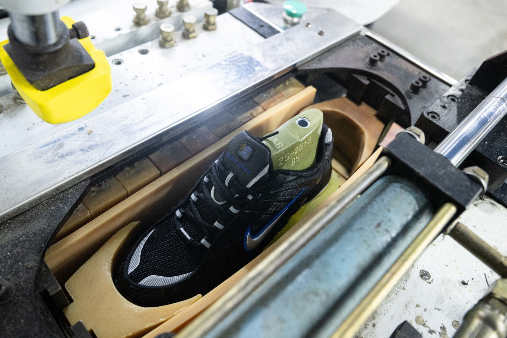 MAX版 目前最正确版本 Nike Shox TL系列 “Racer Blue”

•鞋身热熔压胶条 高频宽度一致 立体有压印纹理
•Swoosh双层叠加工艺 层次感饱满 
•Shox气柱与支撑框架精密衔接 精准对位 PU清晰
•鞋型 鞋身高度 后跟弧度 与原鞋一致 

货号：CN0151-004
尺码：39 40 40.5 41 42 42.5 43 44 44.5 45 45.5 46 47.5