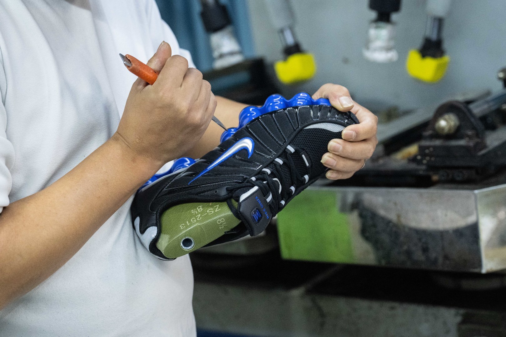 MAX版 目前最正确版本 Nike Shox TL系列 “Racer Blue”

•鞋身热熔压胶条 高频宽度一致 立体有压印纹理
•Swoosh双层叠加工艺 层次感饱满 
•Shox气柱与支撑框架精密衔接 精准对位 PU清晰
•鞋型 鞋身高度 后跟弧度 与原鞋一致 

货号：CN0151-004
尺码：39 40 40.5 41 42 42.5 43 44 44.5 45 45.5 46 47.5