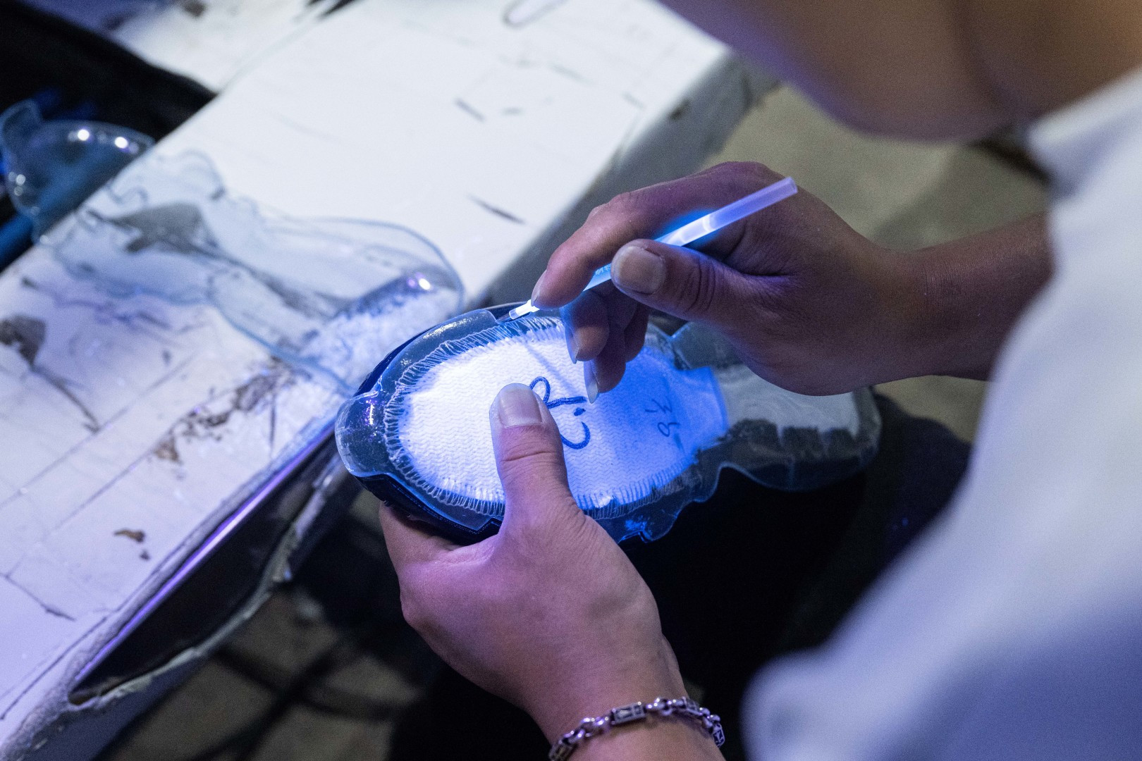 MAX版 目前最正确版本 Nike Shox TL系列 “Racer Blue”

•鞋身热熔压胶条 高频宽度一致 立体有压印纹理
•Swoosh双层叠加工艺 层次感饱满 
•Shox气柱与支撑框架精密衔接 精准对位 PU清晰
•鞋型 鞋身高度 后跟弧度 与原鞋一致 

货号：CN0151-004
尺码：39 40 40.5 41 42 42.5 43 44 44.5 45 45.5 46 47.5