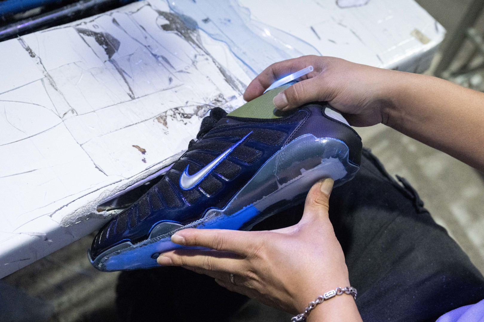 MAX版 目前最正确版本 Nike Shox TL系列 “Racer Blue”

•鞋身热熔压胶条 高频宽度一致 立体有压印纹理
•Swoosh双层叠加工艺 层次感饱满 
•Shox气柱与支撑框架精密衔接 精准对位 PU清晰
•鞋型 鞋身高度 后跟弧度 与原鞋一致 

货号：CN0151-004
尺码：39 40 40.5 41 42 42.5 43 44 44.5 45 45.5 46 47.5