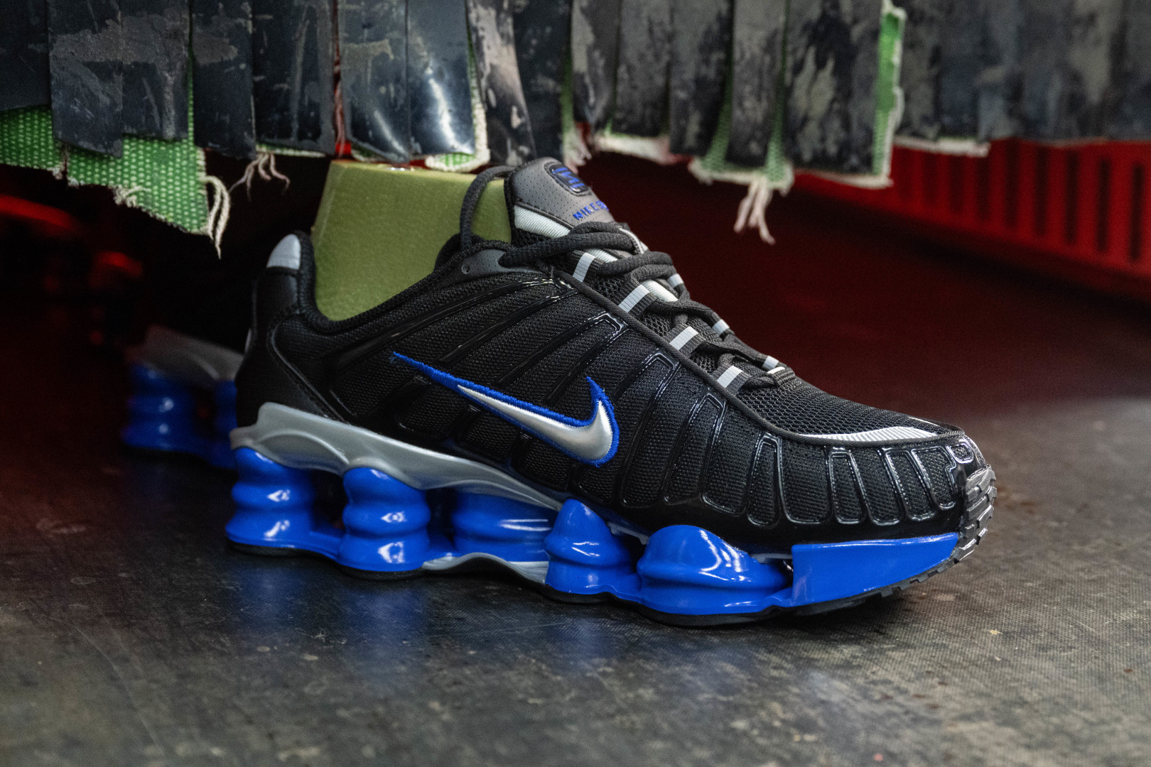 MAX版 目前最正确版本 Nike Shox TL系列 “Racer Blue”

•鞋身热熔压胶条 高频宽度一致 立体有压印纹理
•Swoosh双层叠加工艺 层次感饱满 
•Shox气柱与支撑框架精密衔接 精准对位 PU清晰
•鞋型 鞋身高度 后跟弧度 与原鞋一致 

货号：CN0151-004
尺码：39 40 40.5 41 42 42.5 43 44 44.5 45 45.5 46 47.5