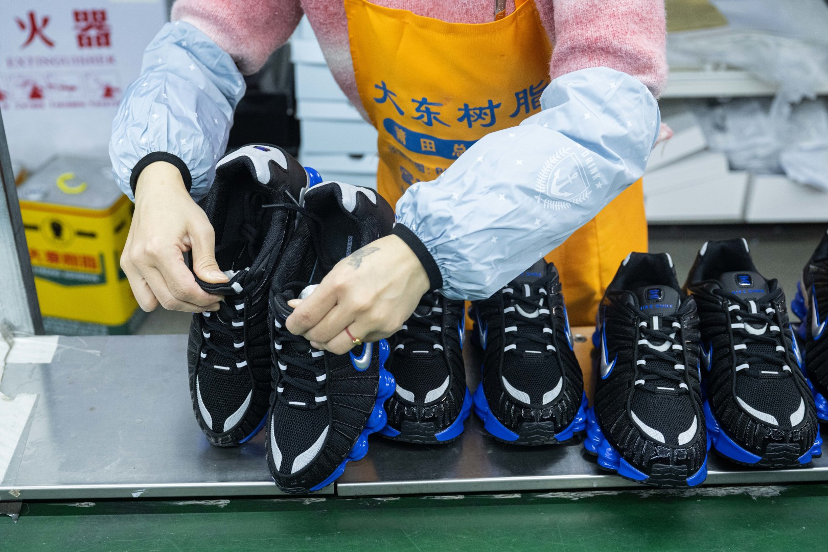 MAX版 目前最正确版本 Nike Shox TL系列 “Racer Blue”

•鞋身热熔压胶条 高频宽度一致 立体有压印纹理
•Swoosh双层叠加工艺 层次感饱满 
•Shox气柱与支撑框架精密衔接 精准对位 PU清晰
•鞋型 鞋身高度 后跟弧度 与原鞋一致 

货号：CN0151-004
尺码：39 40 40.5 41 42 42.5 43 44 44.5 45 45.5 46 47.5