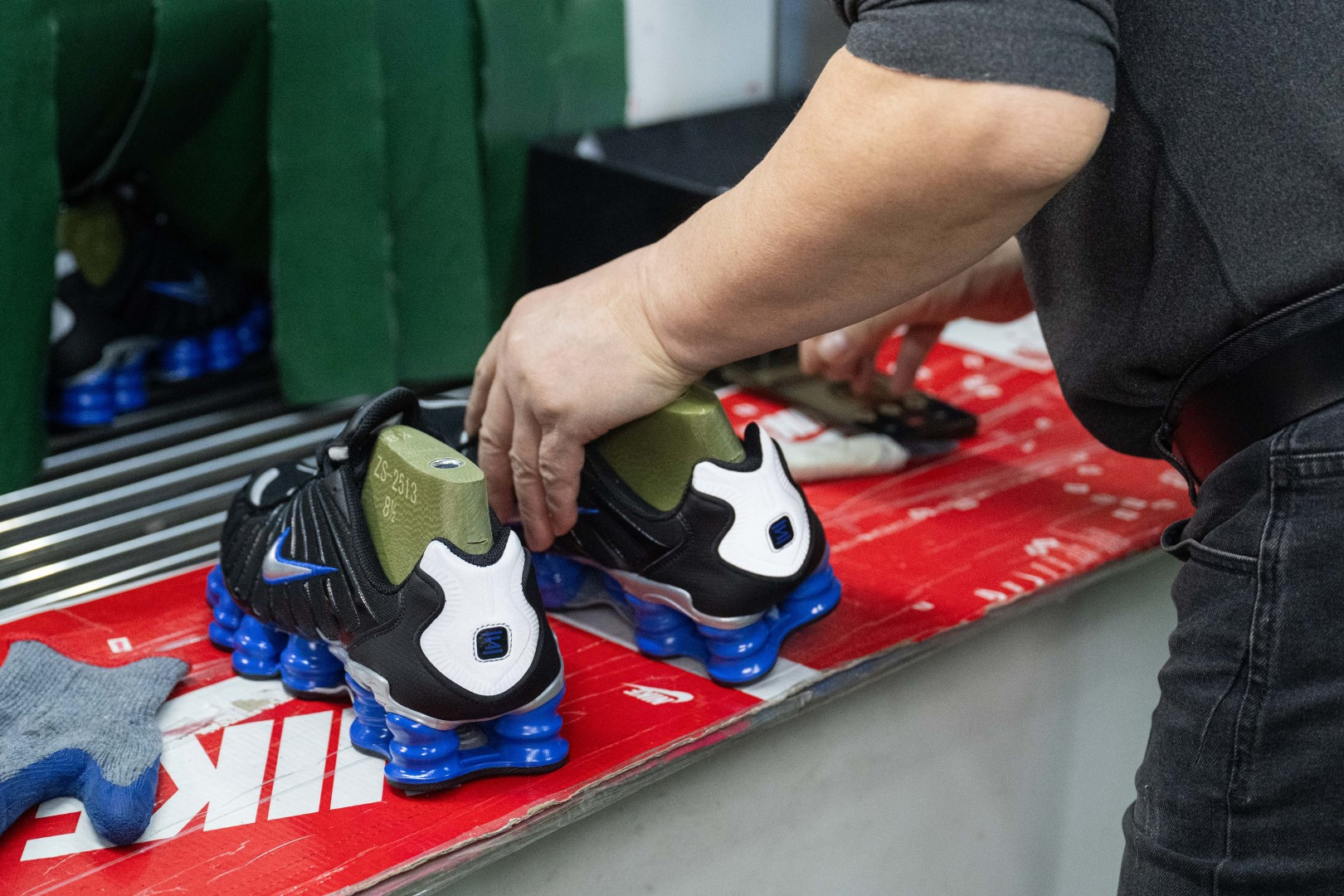 MAX版 目前最正确版本 Nike Shox TL系列 “Racer Blue”

•鞋身热熔压胶条 高频宽度一致 立体有压印纹理
•Swoosh双层叠加工艺 层次感饱满 
•Shox气柱与支撑框架精密衔接 精准对位 PU清晰
•鞋型 鞋身高度 后跟弧度 与原鞋一致 

货号：CN0151-004
尺码：39 40 40.5 41 42 42.5 43 44 44.5 45 45.5 46 47.5