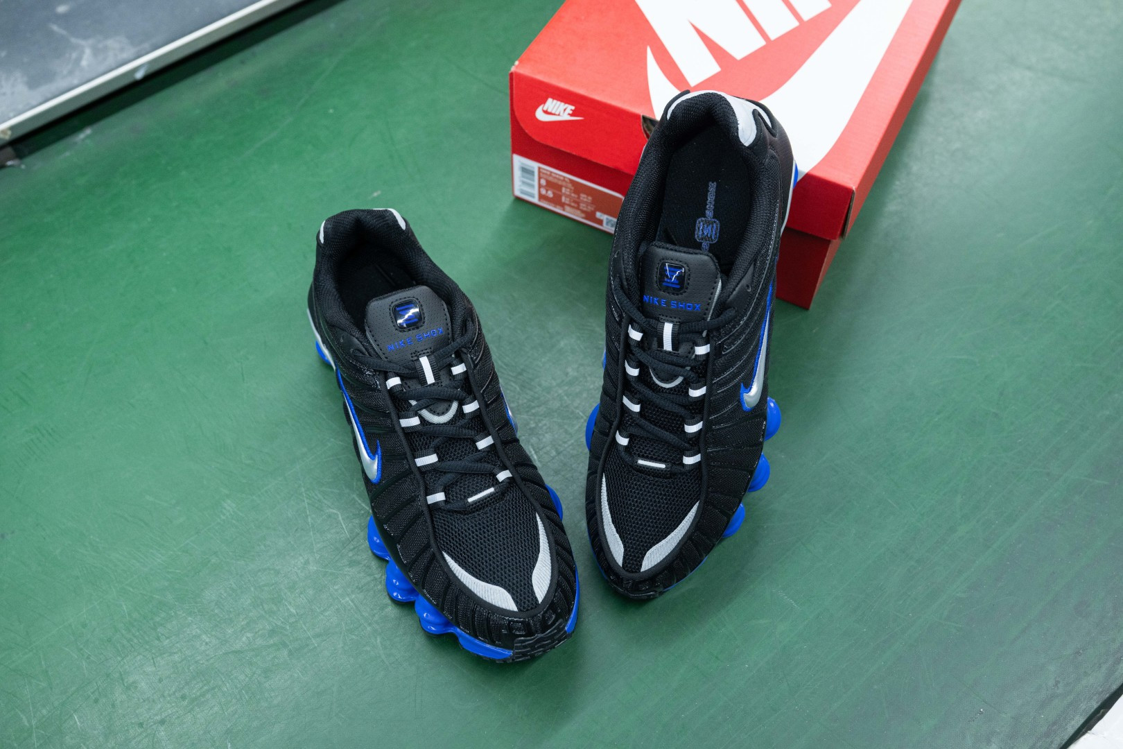 MAX版 目前最正确版本 Nike Shox TL系列 “Racer Blue”

•鞋身热熔压胶条 高频宽度一致 立体有压印纹理
•Swoosh双层叠加工艺 层次感饱满 
•Shox气柱与支撑框架精密衔接 精准对位 PU清晰
•鞋型 鞋身高度 后跟弧度 与原鞋一致 

货号：CN0151-004
尺码：39 40 40.5 41 42 42.5 43 44 44.5 45 45.5 46 47.5