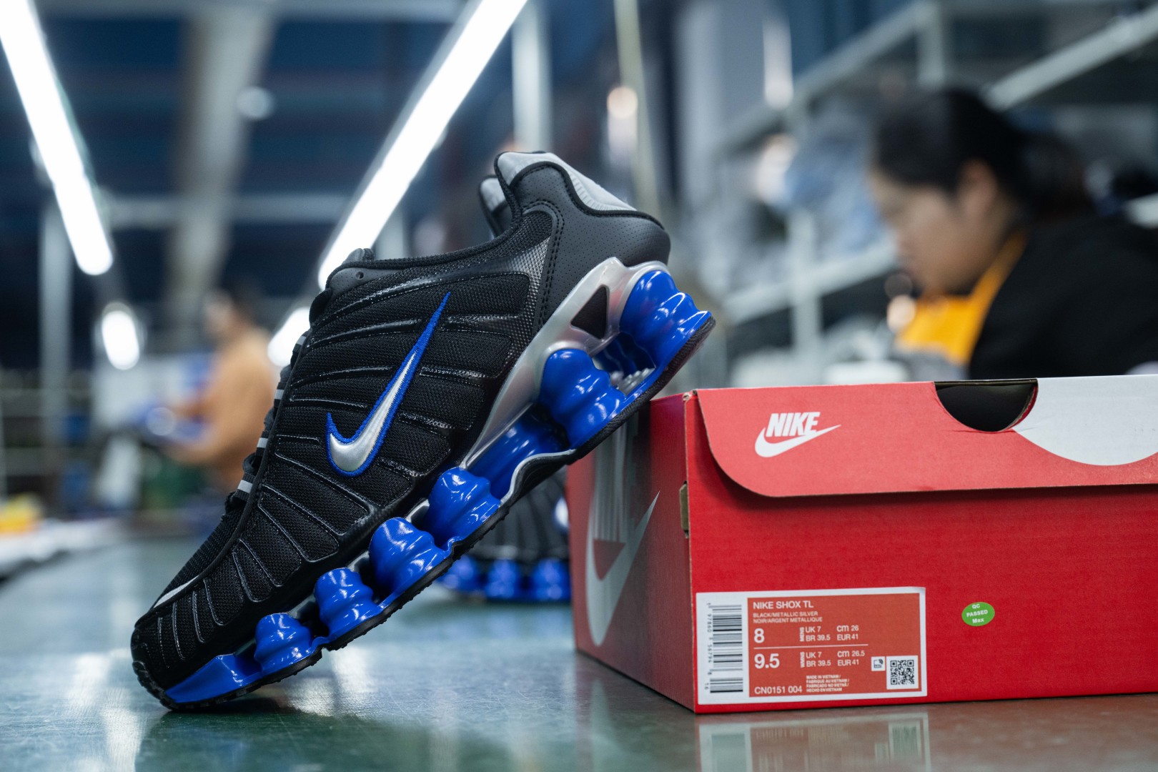 MAX版 目前最正确版本 Nike Shox TL系列 “Racer Blue”
•鞋身热熔压胶条 高频宽度一致 立体有压印纹理
•Swoosh双层叠加工艺 层次感饱满
•Shox气柱与支撑框架精密衔接 精准对位 PU清晰
•鞋型 鞋身高度 后跟弧度 与原鞋一致
货号:CN0151-004
尺码:39 40 40.5 41 42 42.5 43 44 44.5 45 45.5 46 47.5
