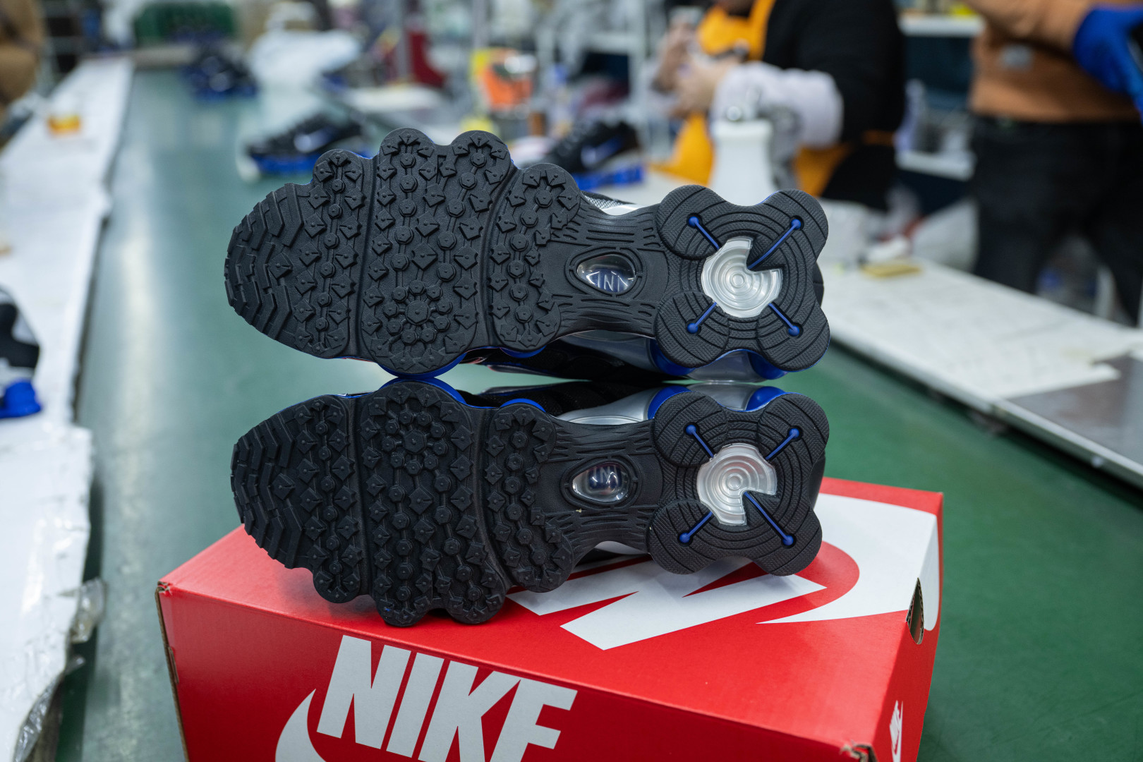 MAX版 目前最正确版本 Nike Shox TL系列 “Racer Blue”
•鞋身热熔压胶条 高频宽度一致 立体有压印纹理
•Swoosh双层叠加工艺 层次感饱满
•Shox气柱与支撑框架精密衔接 精准对位 PU清晰
•鞋型 鞋身高度 后跟弧度 与原鞋一致
货号:CN0151-004
尺码:39 40 40.5 41 42 42.5 43 44 44.5 45 45.5 46 47.5