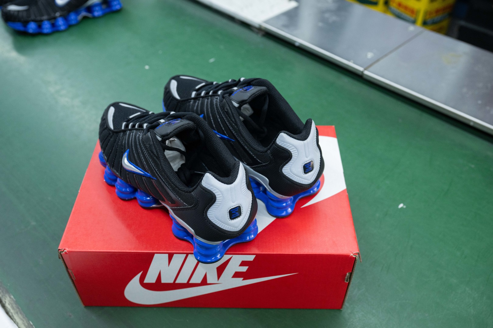 MAX版 目前最正确版本 Nike Shox TL系列 “Racer Blue”
•鞋身热熔压胶条 高频宽度一致 立体有压印纹理
•Swoosh双层叠加工艺 层次感饱满
•Shox气柱与支撑框架精密衔接 精准对位 PU清晰
•鞋型 鞋身高度 后跟弧度 与原鞋一致
货号:CN0151-004
尺码:39 40 40.5 41 42 42.5 43 44 44.5 45 45.5 46 47.5