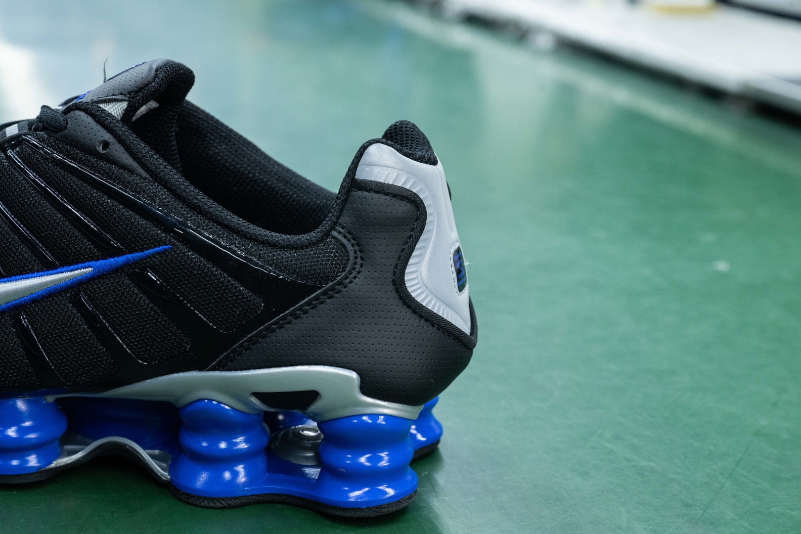 MAX版 目前最正确版本 Nike Shox TL系列 “Racer Blue”
•鞋身热熔压胶条 高频宽度一致 立体有压印纹理
•Swoosh双层叠加工艺 层次感饱满
•Shox气柱与支撑框架精密衔接 精准对位 PU清晰
•鞋型 鞋身高度 后跟弧度 与原鞋一致
货号:CN0151-004
尺码:39 40 40.5 41 42 42.5 43 44 44.5 45 45.5 46 47.5