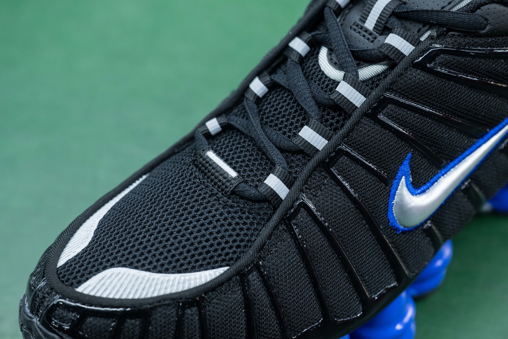 MAX版 目前最正确版本 Nike Shox TL系列 “Racer Blue”
•鞋身热熔压胶条 高频宽度一致 立体有压印纹理
•Swoosh双层叠加工艺 层次感饱满
•Shox气柱与支撑框架精密衔接 精准对位 PU清晰
•鞋型 鞋身高度 后跟弧度 与原鞋一致
货号:CN0151-004
尺码:39 40 40.5 41 42 42.5 43 44 44.5 45 45.5 46 47.5