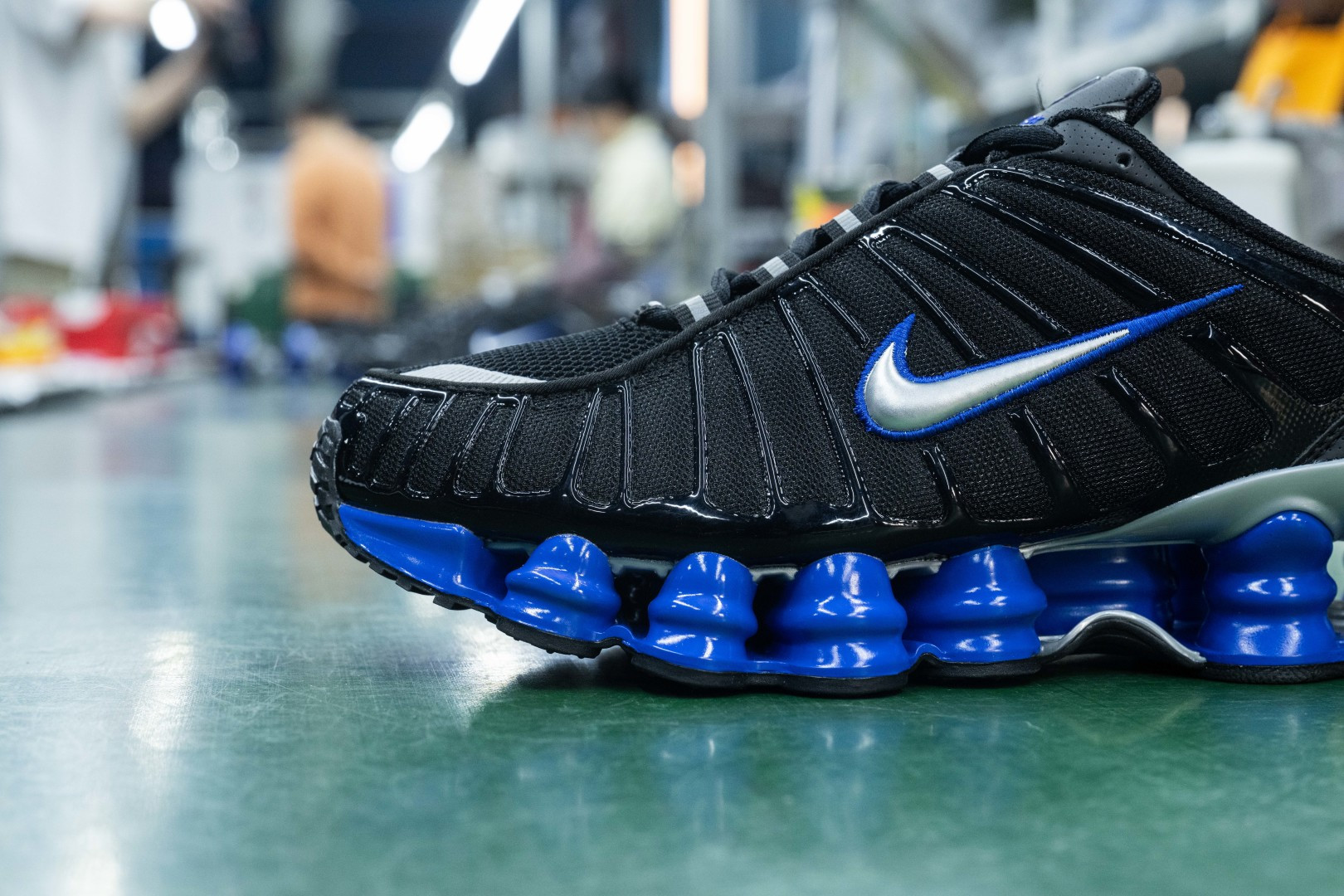 MAX版 目前最正确版本 Nike Shox TL系列 “Racer Blue”

•鞋身热熔压胶条 高频宽度一致 立体有压印纹理
•Swoosh双层叠加工艺 层次感饱满 
•Shox气柱与支撑框架精密衔接 精准对位 PU清晰
•鞋型 鞋身高度 后跟弧度 与原鞋一致 

货号：CN0151-004
尺码：39 40 40.5 41 42 42.5 43 44 44.5 45 45.5 46 47.5