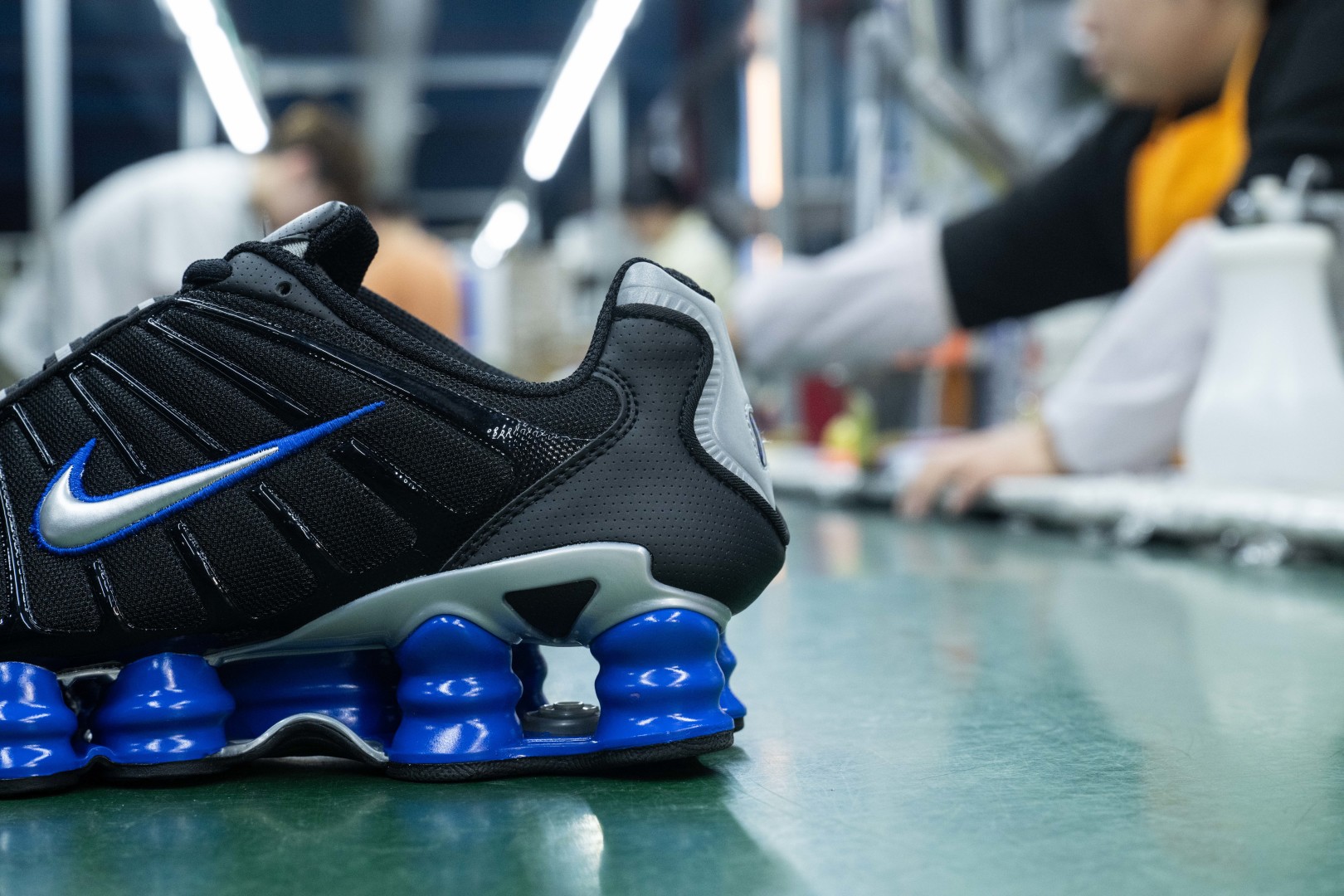 MAX版 目前最正确版本 Nike Shox TL系列 “Racer Blue”
•鞋身热熔压胶条 高频宽度一致 立体有压印纹理
•Swoosh双层叠加工艺 层次感饱满
•Shox气柱与支撑框架精密衔接 精准对位 PU清晰
•鞋型 鞋身高度 后跟弧度 与原鞋一致
货号:CN0151-004
尺码:39 40 40.5 41 42 42.5 43 44 44.5 45 45.5 46 47.5