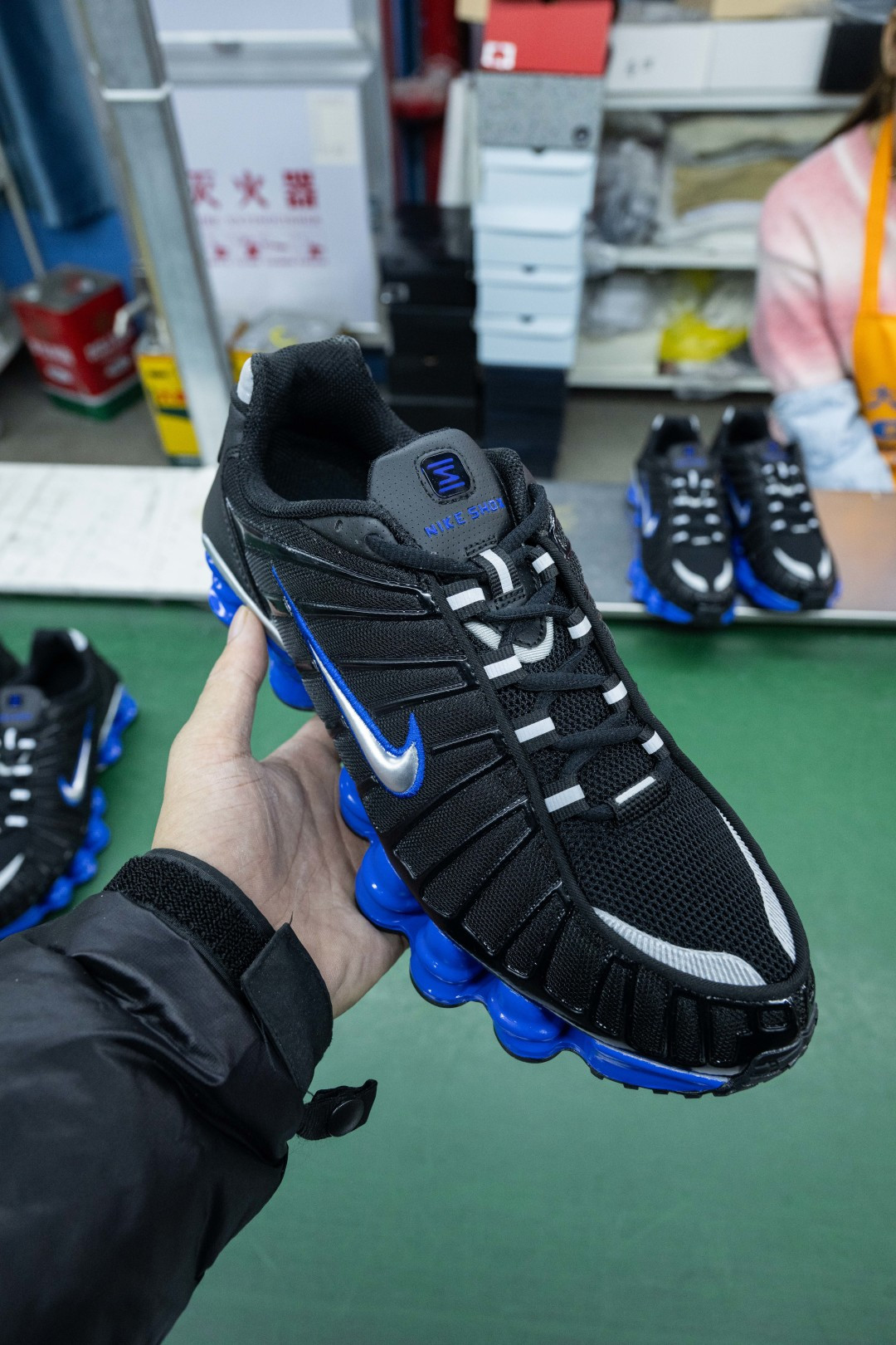 MAX版 目前最正确版本 Nike Shox TL系列 “Racer Blue”

•鞋身热熔压胶条 高频宽度一致 立体有压印纹理
•Swoosh双层叠加工艺 层次感饱满 
•Shox气柱与支撑框架精密衔接 精准对位 PU清晰
•鞋型 鞋身高度 后跟弧度 与原鞋一致 

货号：CN0151-004
尺码：39 40 40.5 41 42 42.5 43 44 44.5 45 45.5 46 47.5