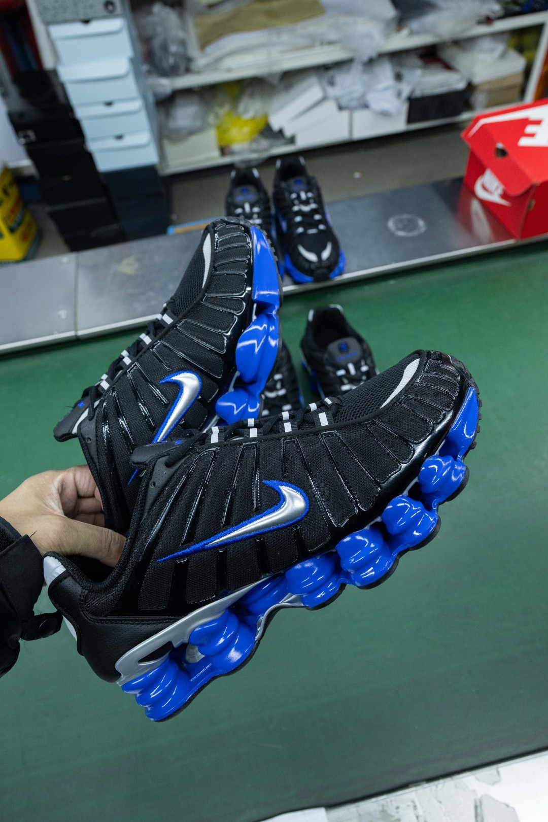 MAX版 目前最正确版本 Nike Shox TL系列 “Racer Blue”

•鞋身热熔压胶条 高频宽度一致 立体有压印纹理
•Swoosh双层叠加工艺 层次感饱满 
•Shox气柱与支撑框架精密衔接 精准对位 PU清晰
•鞋型 鞋身高度 后跟弧度 与原鞋一致 

货号：CN0151-004
尺码：39 40 40.5 41 42 42.5 43 44 44.5 45 45.5 46 47.5