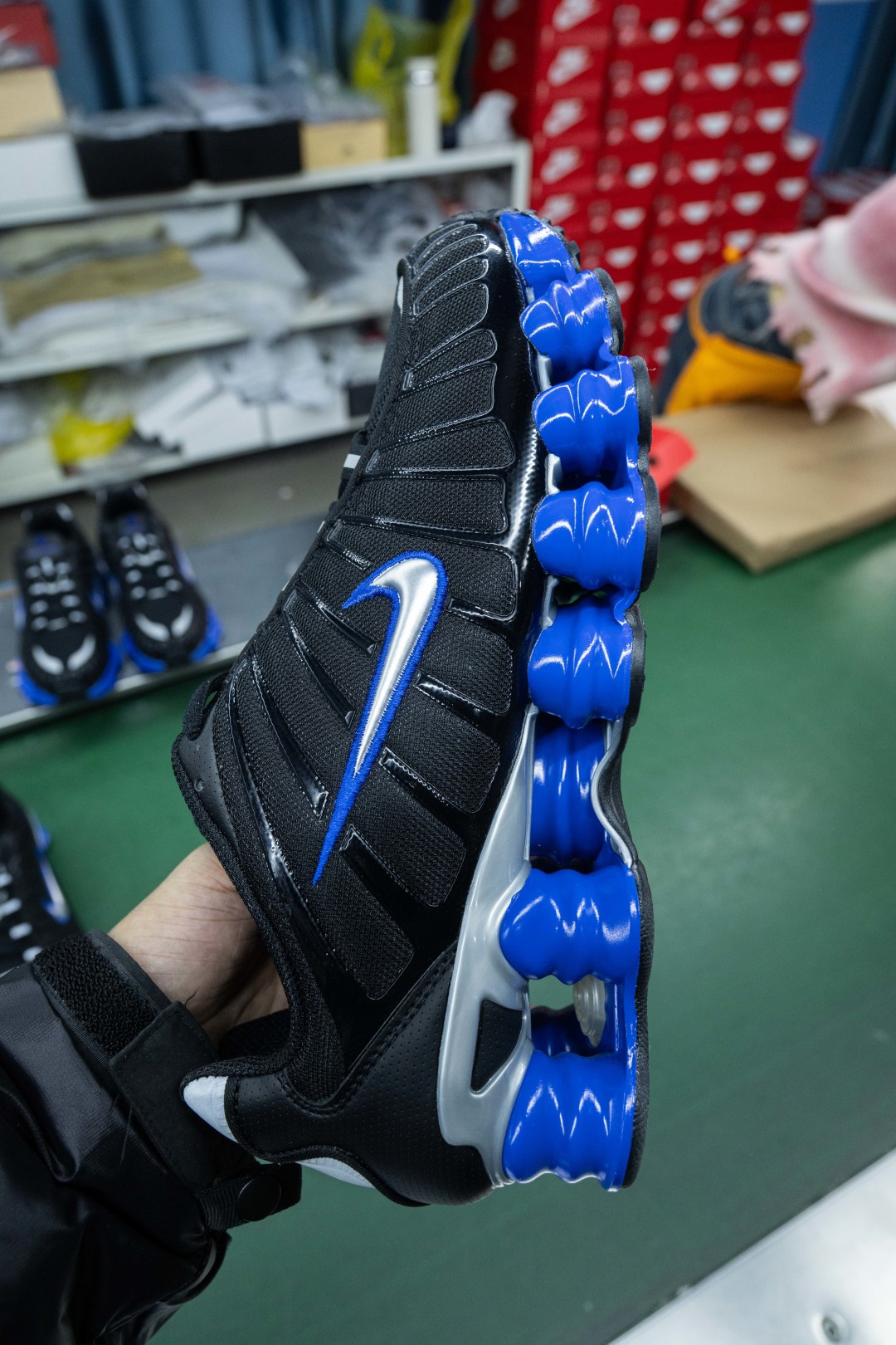 MAX版 目前最正确版本 Nike Shox TL系列 “Racer Blue”

•鞋身热熔压胶条 高频宽度一致 立体有压印纹理
•Swoosh双层叠加工艺 层次感饱满 
•Shox气柱与支撑框架精密衔接 精准对位 PU清晰
•鞋型 鞋身高度 后跟弧度 与原鞋一致 

货号：CN0151-004
尺码：39 40 40.5 41 42 42.5 43 44 44.5 45 45.5 46 47.5