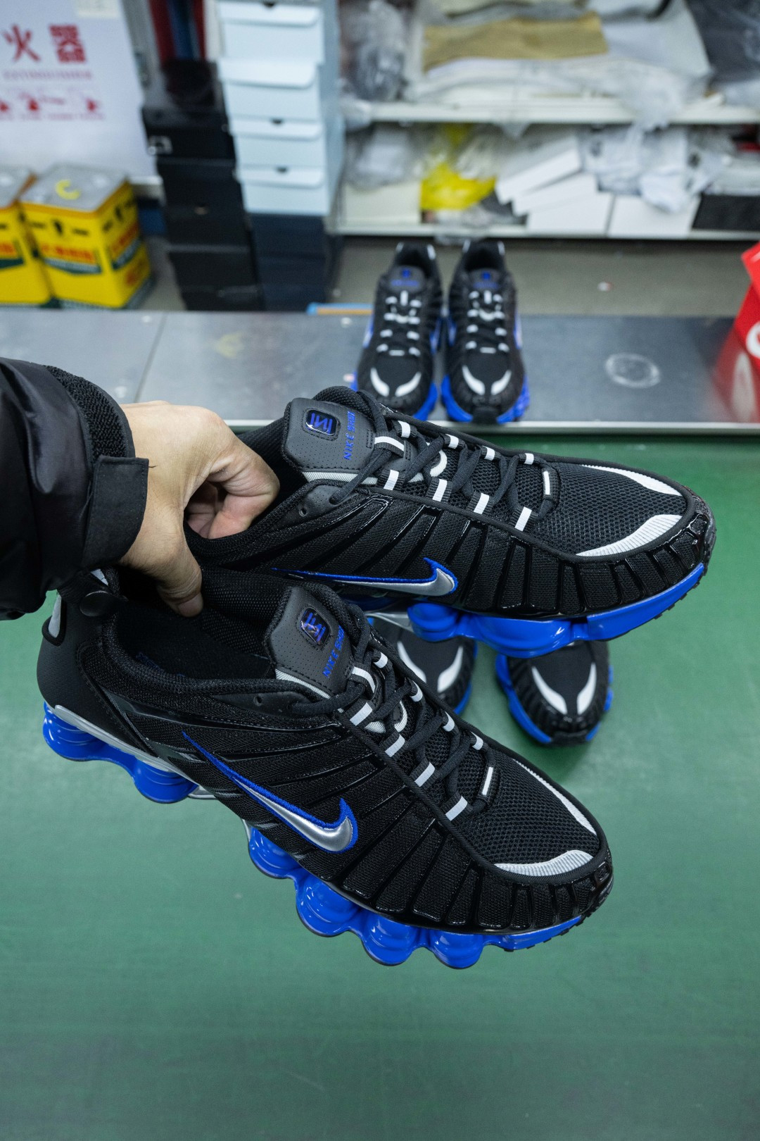 MAX版 目前最正确版本 Nike Shox TL系列 “Racer Blue”

•鞋身热熔压胶条 高频宽度一致 立体有压印纹理
•Swoosh双层叠加工艺 层次感饱满 
•Shox气柱与支撑框架精密衔接 精准对位 PU清晰
•鞋型 鞋身高度 后跟弧度 与原鞋一致 

货号：CN0151-004
尺码：39 40 40.5 41 42 42.5 43 44 44.5 45 45.5 46 47.5