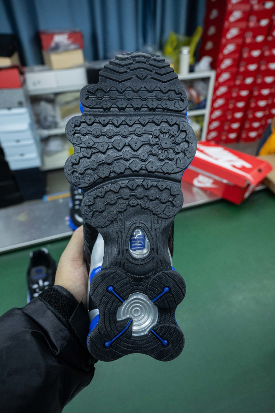 MAX版 目前最正确版本 Nike Shox TL系列 “Racer Blue”

•鞋身热熔压胶条 高频宽度一致 立体有压印纹理
•Swoosh双层叠加工艺 层次感饱满 
•Shox气柱与支撑框架精密衔接 精准对位 PU清晰
•鞋型 鞋身高度 后跟弧度 与原鞋一致 

货号：CN0151-004
尺码：39 40 40.5 41 42 42.5 43 44 44.5 45 45.5 46 47.5