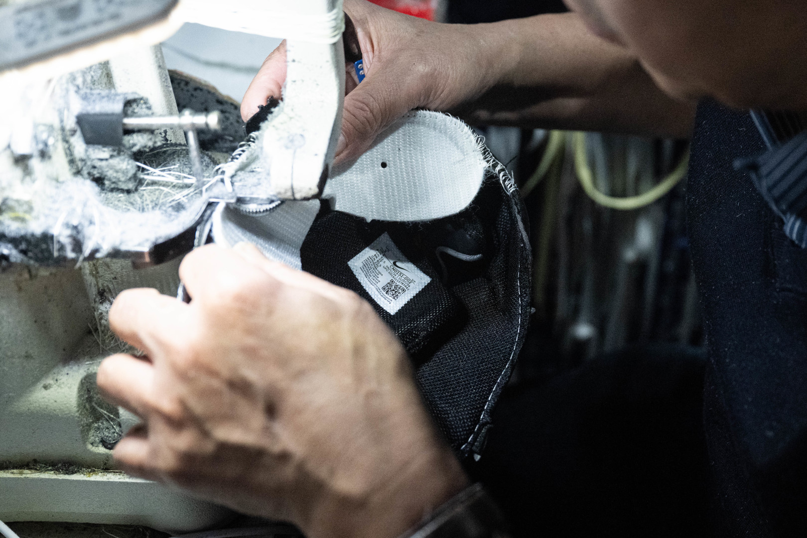 MAX版 目前最正确版本 Nike Shox TL系列 “Dynamic Yellow”黑活力黄

•鞋身热熔压胶条 高频宽度一致 立体有压印纹理
•Swoosh双层叠加工艺 层次感饱满 
•Shox气柱与支撑框架精密衔接 精准对位 PU清晰
•鞋型 鞋身高度 后跟弧度 与原鞋一致 

货号：CN0151-002
尺码：39 40 40.5 41 42 42.5 43 44 44.5 45 45.5 46 47.5