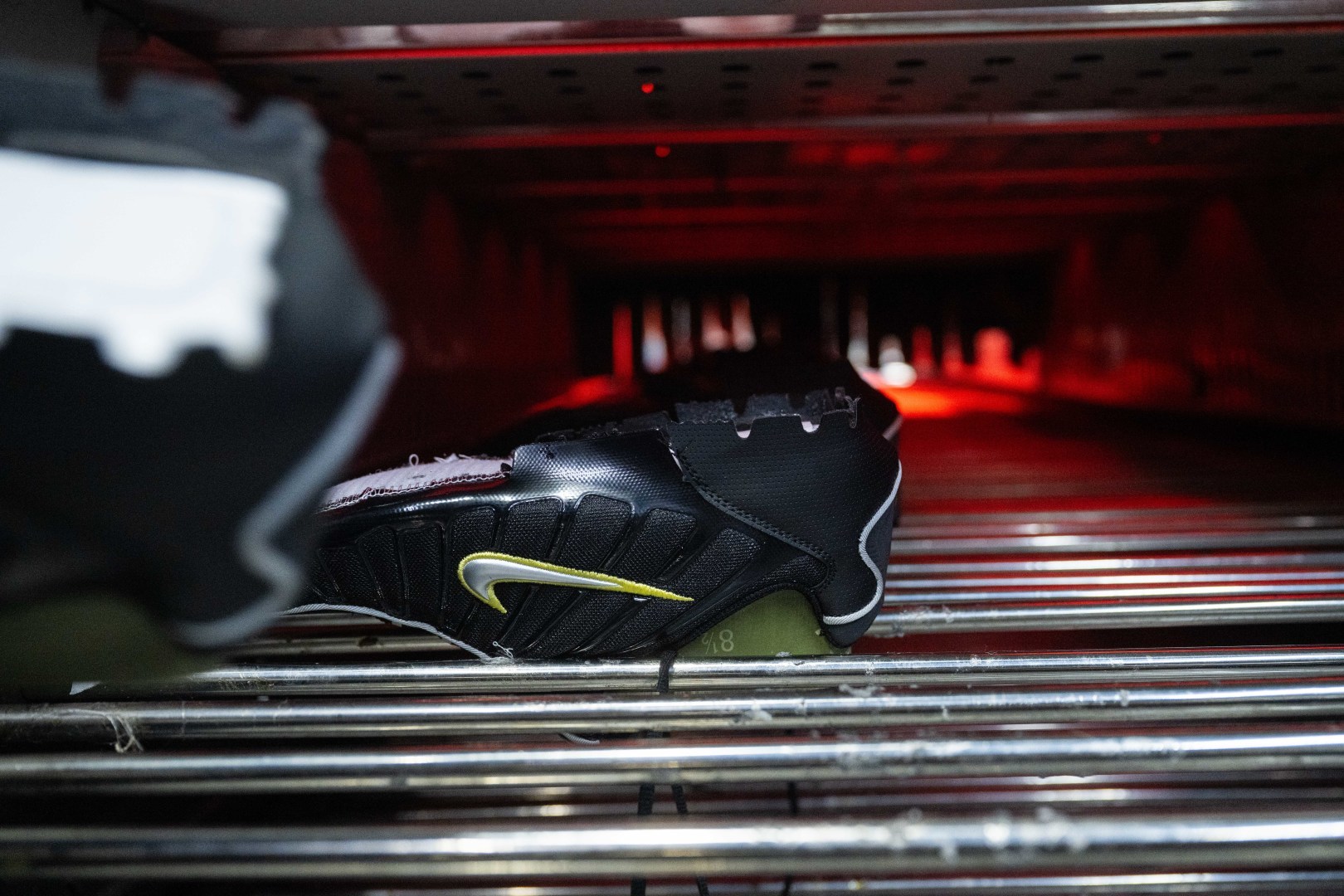 MAX版 目前最正确版本 Nike Shox TL系列 “Dynamic Yellow”黑活力黄

•鞋身热熔压胶条 高频宽度一致 立体有压印纹理
•Swoosh双层叠加工艺 层次感饱满 
•Shox气柱与支撑框架精密衔接 精准对位 PU清晰
•鞋型 鞋身高度 后跟弧度 与原鞋一致 

货号：CN0151-002
尺码：39 40 40.5 41 42 42.5 43 44 44.5 45 45.5 46 47.5