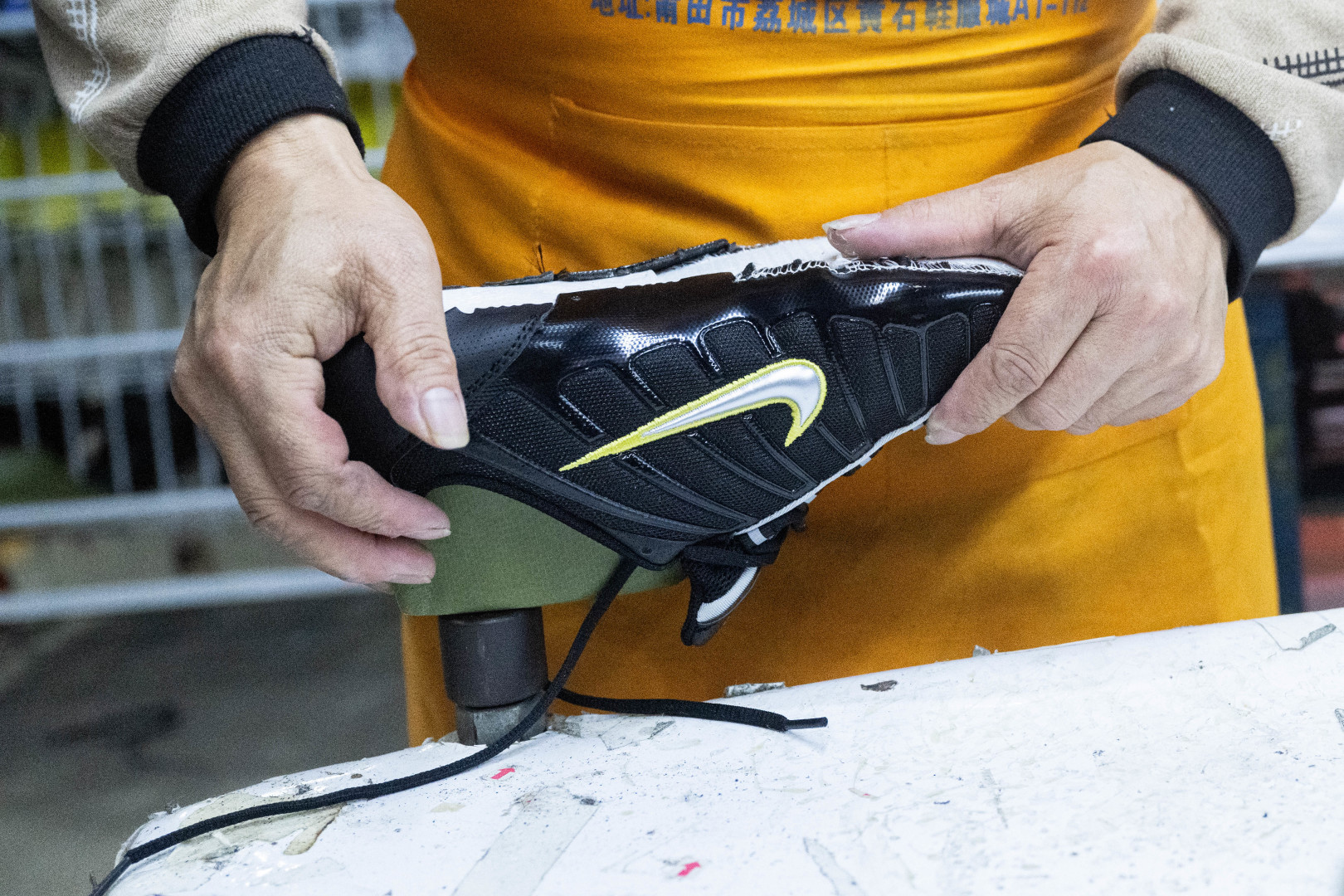 MAX版 目前最正确版本 Nike Shox TL系列 “Dynamic Yellow”黑活力黄

•鞋身热熔压胶条 高频宽度一致 立体有压印纹理
•Swoosh双层叠加工艺 层次感饱满 
•Shox气柱与支撑框架精密衔接 精准对位 PU清晰
•鞋型 鞋身高度 后跟弧度 与原鞋一致 

货号：CN0151-002
尺码：39 40 40.5 41 42 42.5 43 44 44.5 45 45.5 46 47.5