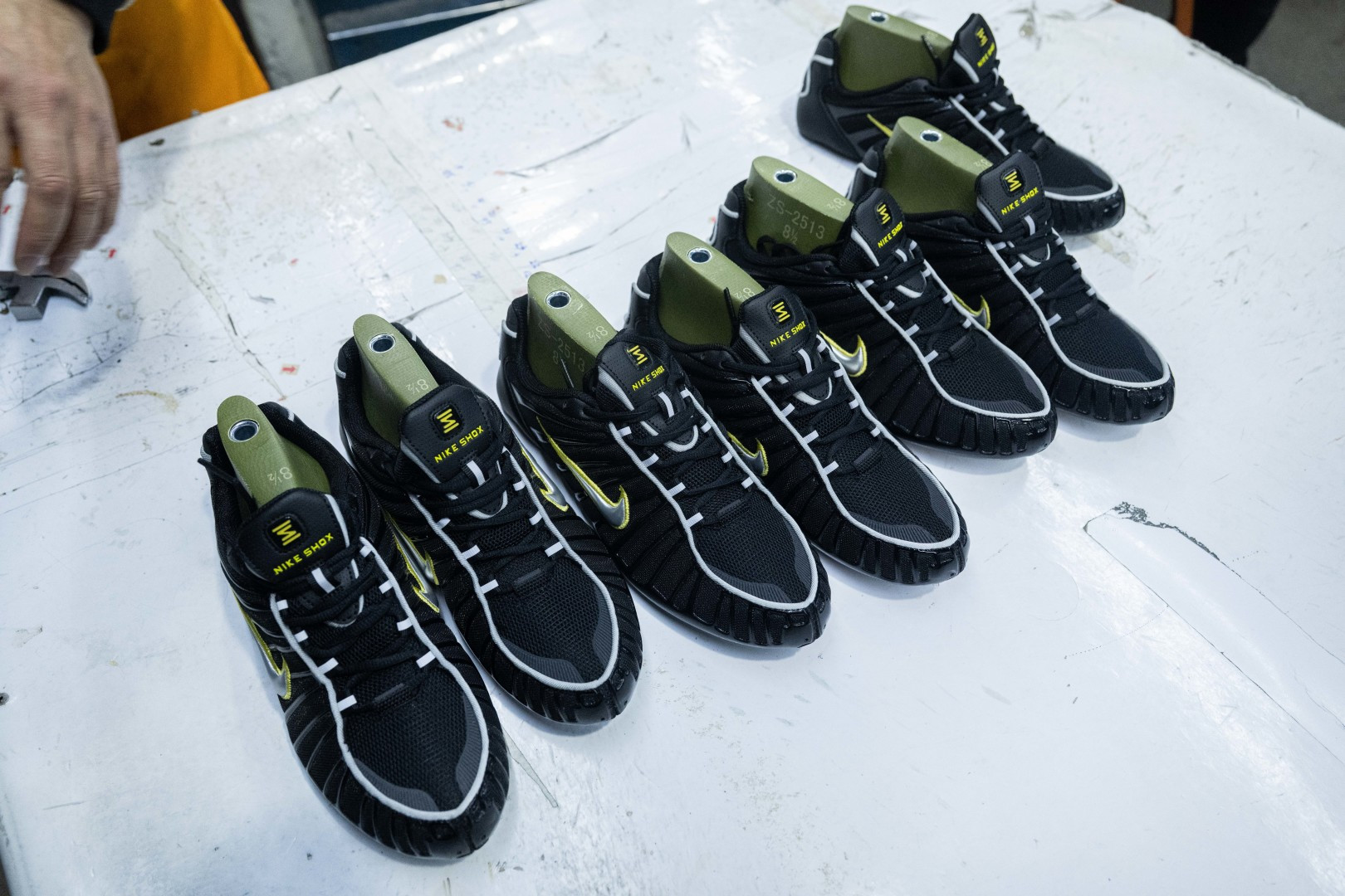 MAX版 目前最正确版本 Nike Shox TL系列 “Dynamic Yellow”黑活力黄

•鞋身热熔压胶条 高频宽度一致 立体有压印纹理
•Swoosh双层叠加工艺 层次感饱满 
•Shox气柱与支撑框架精密衔接 精准对位 PU清晰
•鞋型 鞋身高度 后跟弧度 与原鞋一致 

货号：CN0151-002
尺码：39 40 40.5 41 42 42.5 43 44 44.5 45 45.5 46 47.5